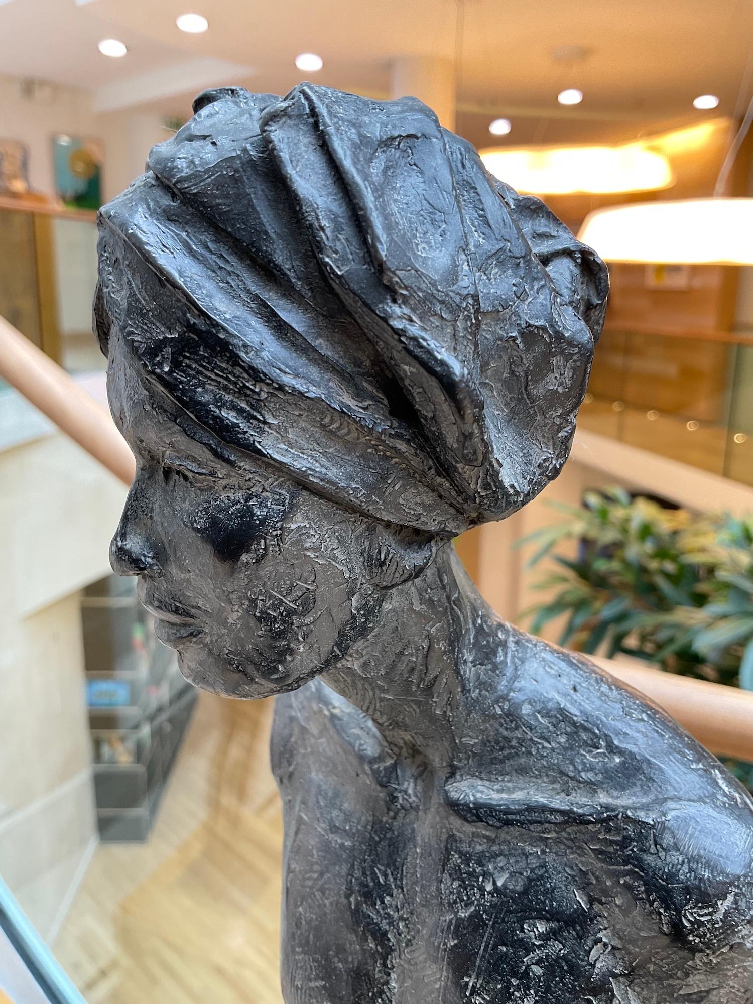 Descalzos por la tierra sagrada de Marine de Soos -Escultura desnuda de bronce, figurativa en venta 7