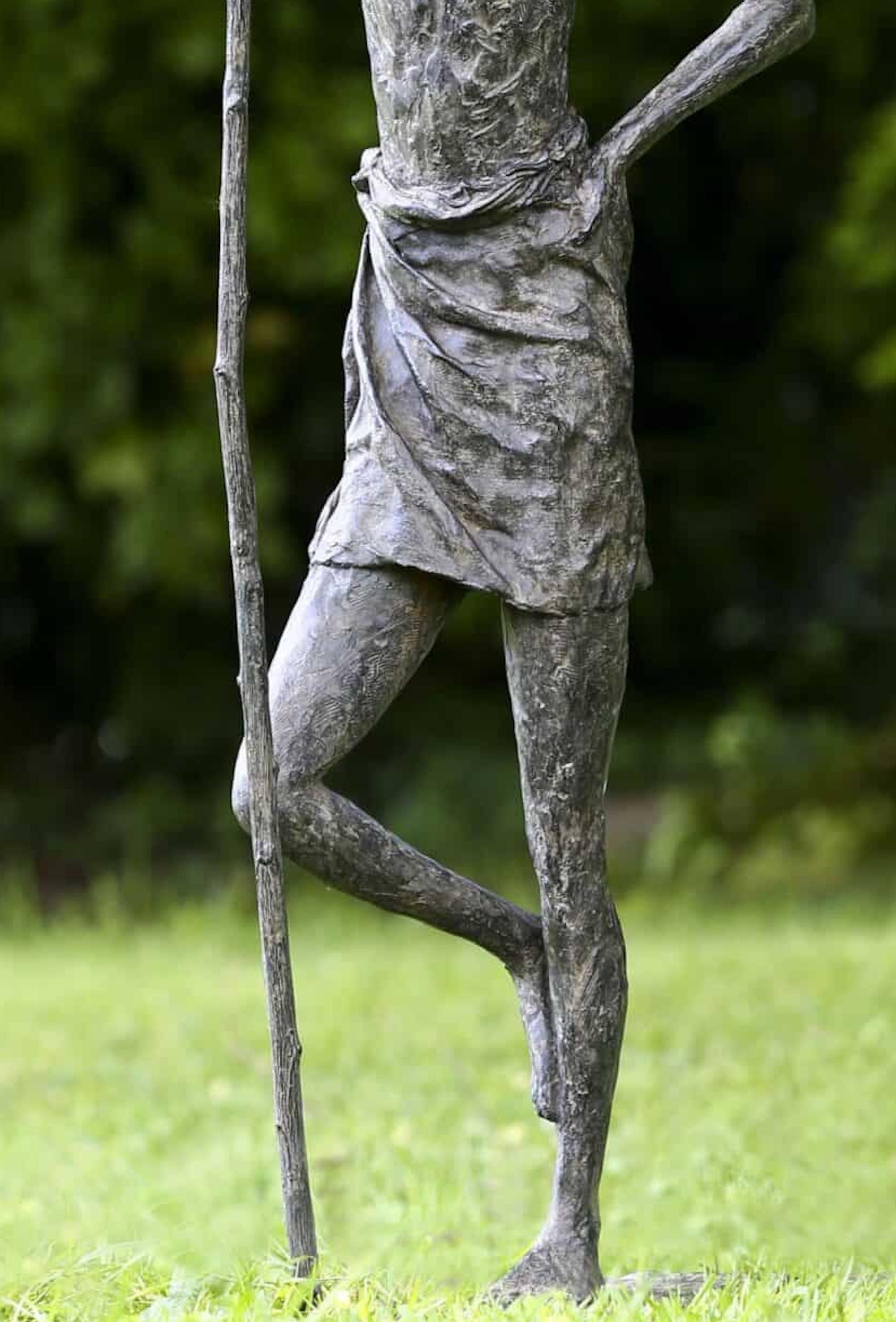 Between Sky and Earth von Marine de Soos - Bronzeskulptur, figurativ, spirituell im Angebot 5