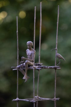 Escultura de bronce de Marine de Soos, Hombre sentado con linterna y pájaro
