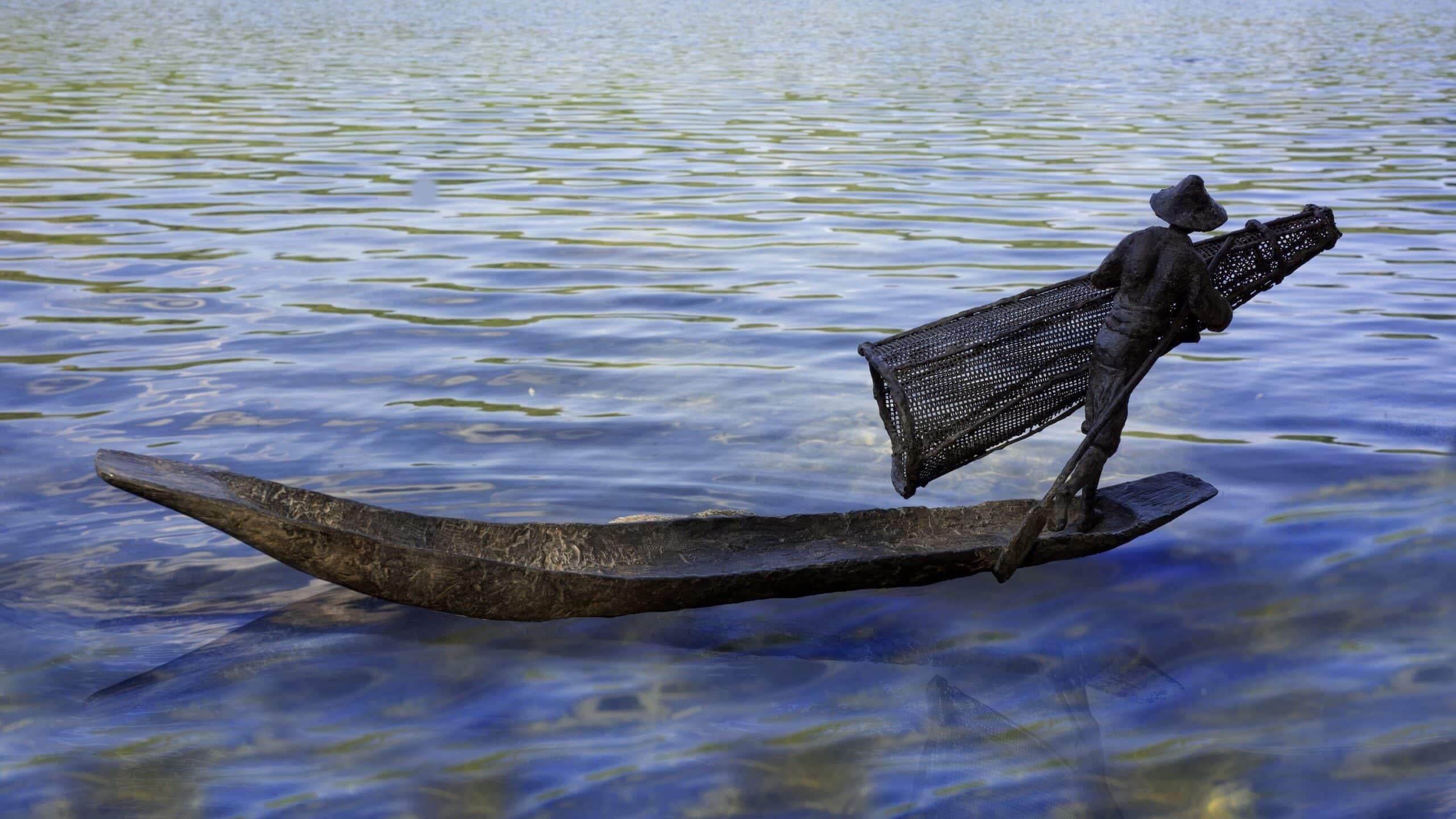 Burman Fisherman III by Marine de Soos - Bronze sculpture, figurative, man im Angebot 3