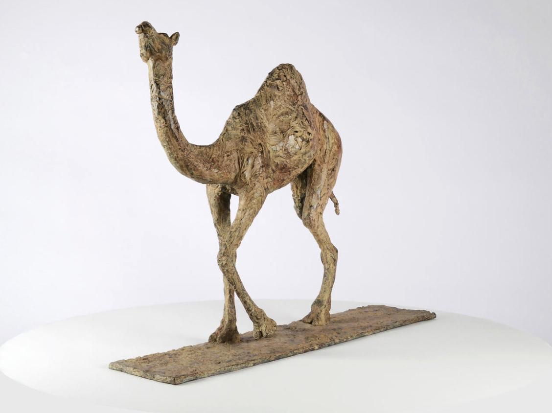 Kamel von Marine de Soos - Bronzeskulptur eines Tieres, zeitgenössisch, Souvenir, braun im Angebot 1
