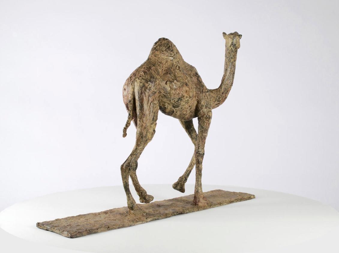 Camel by Marine de Soos - Sculpture animalière en bronze, contemporaine, souvenir, Brown en vente 3