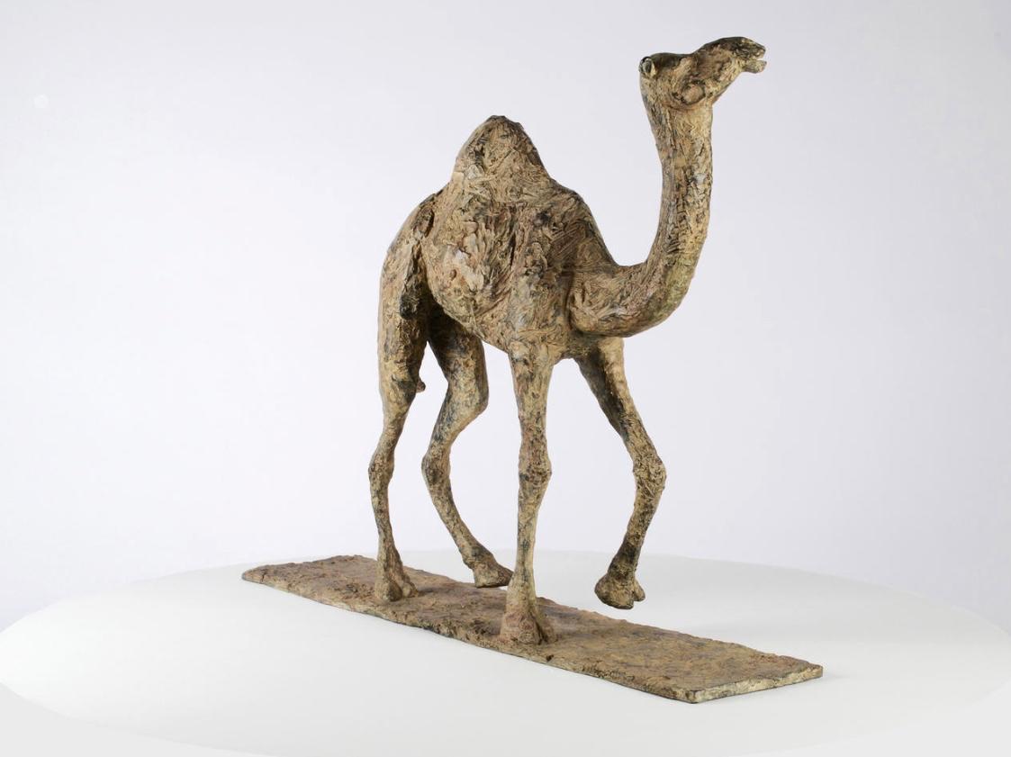Kamel von Marine de Soos - Bronzeskulptur eines Tieres, zeitgenössisch, Souvenir, braun im Angebot 4
