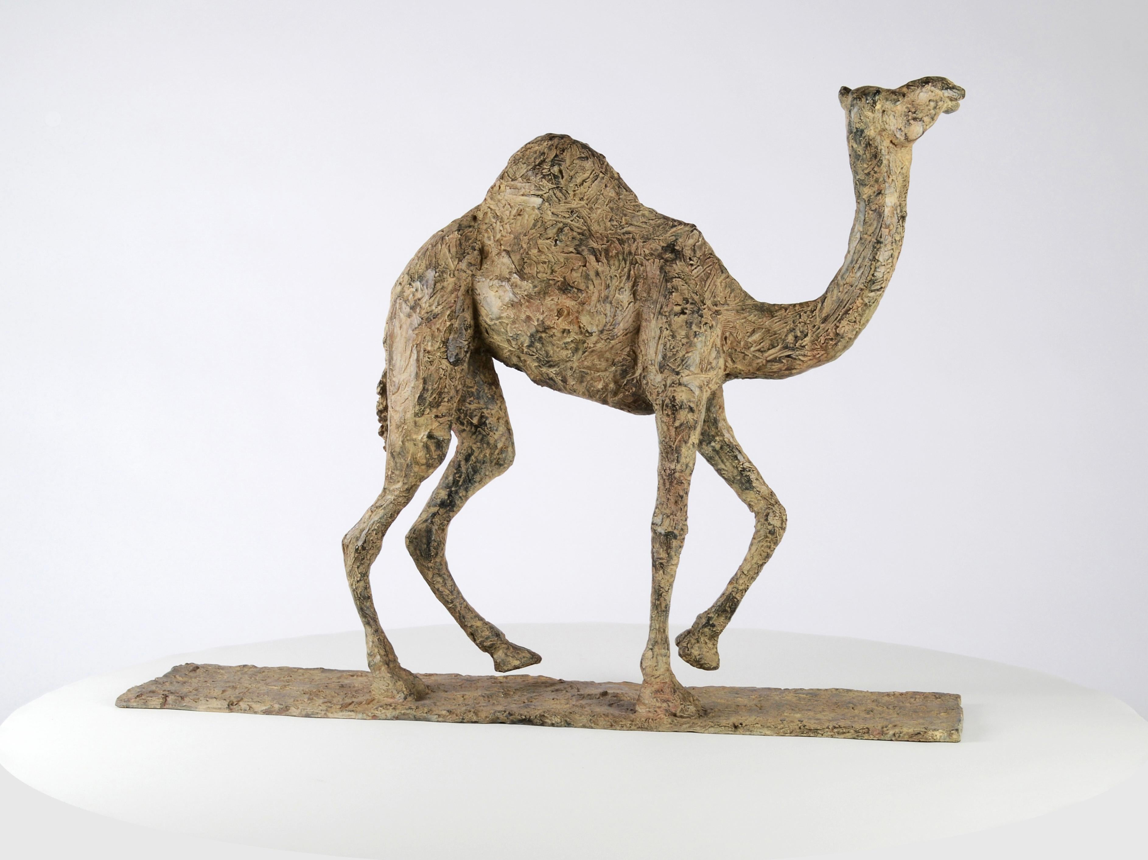 Kamel von Marine de Soos - Bronzeskulptur eines Tieres, zeitgenössisch, Souvenir, braun im Angebot 5