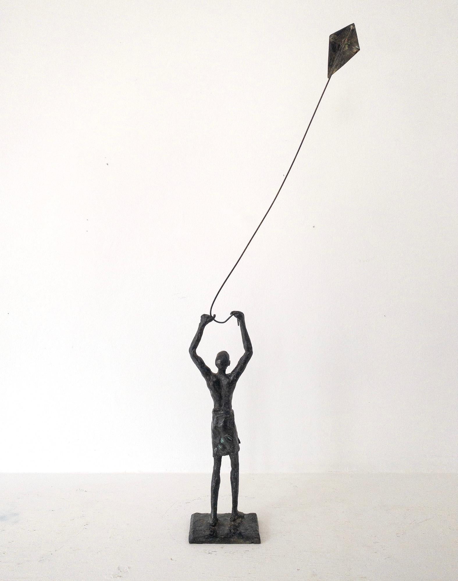 Vela de la infancia V de Marine de Soos - Escultura de bronce, figura de niño, cometa en venta 9