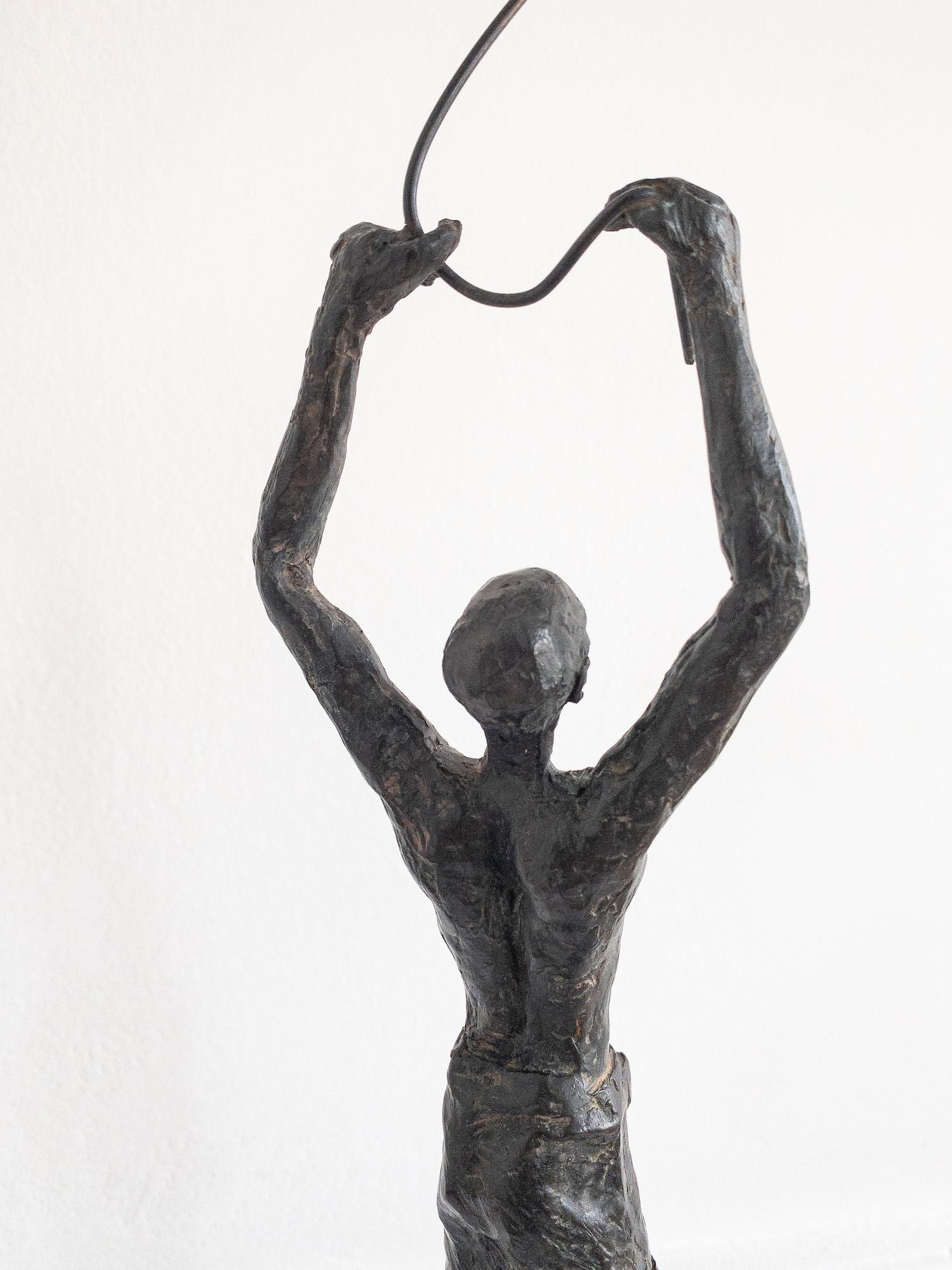 Vela de la infancia V de Marine de Soos - Escultura de bronce, figura de niño, cometa en venta 10