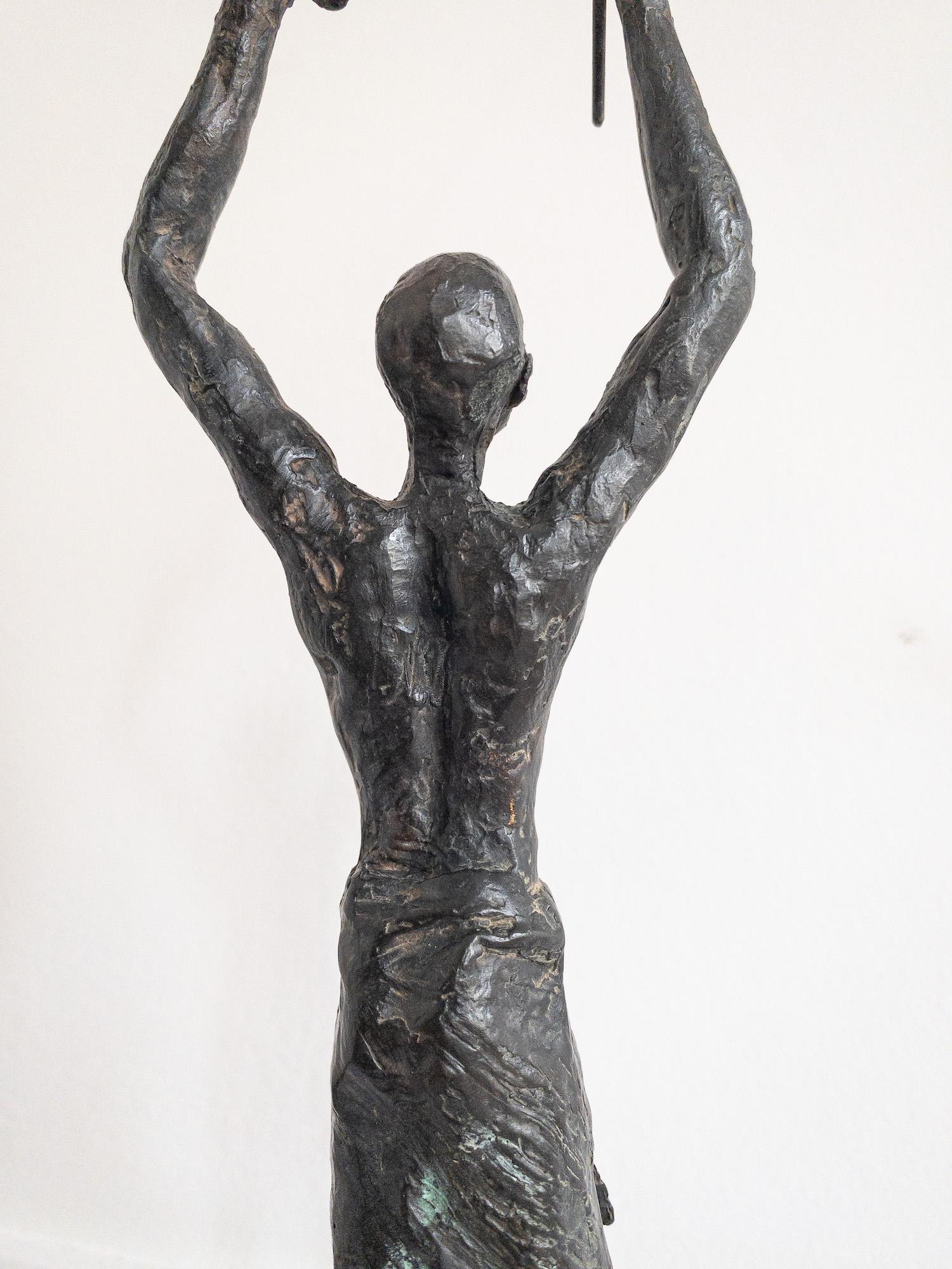 Vela de la infancia V de Marine de Soos - Escultura de bronce, figura de niño, cometa en venta 13