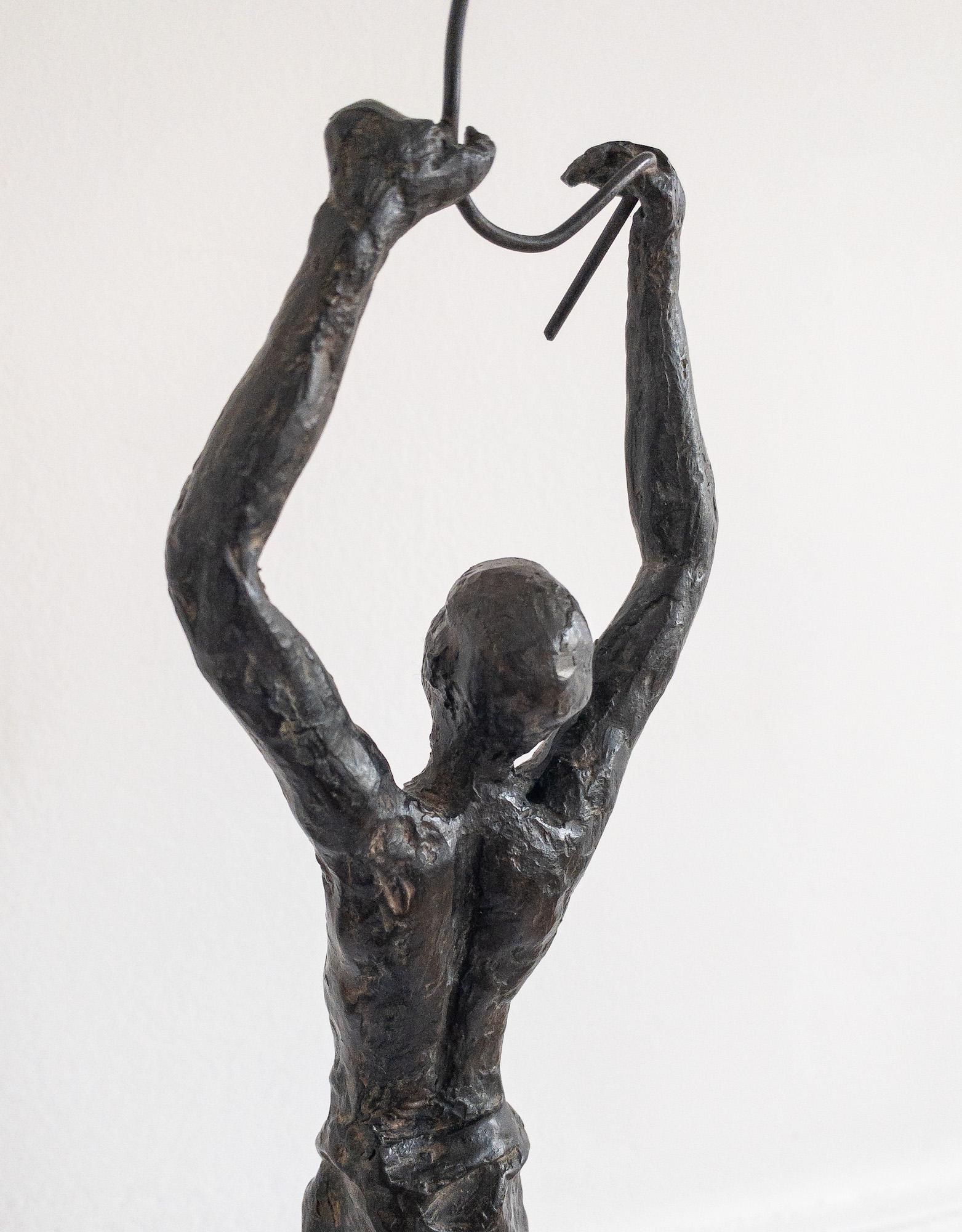 Vela de la infancia V de Marine de Soos - Escultura de bronce, figura de niño, cometa en venta 14