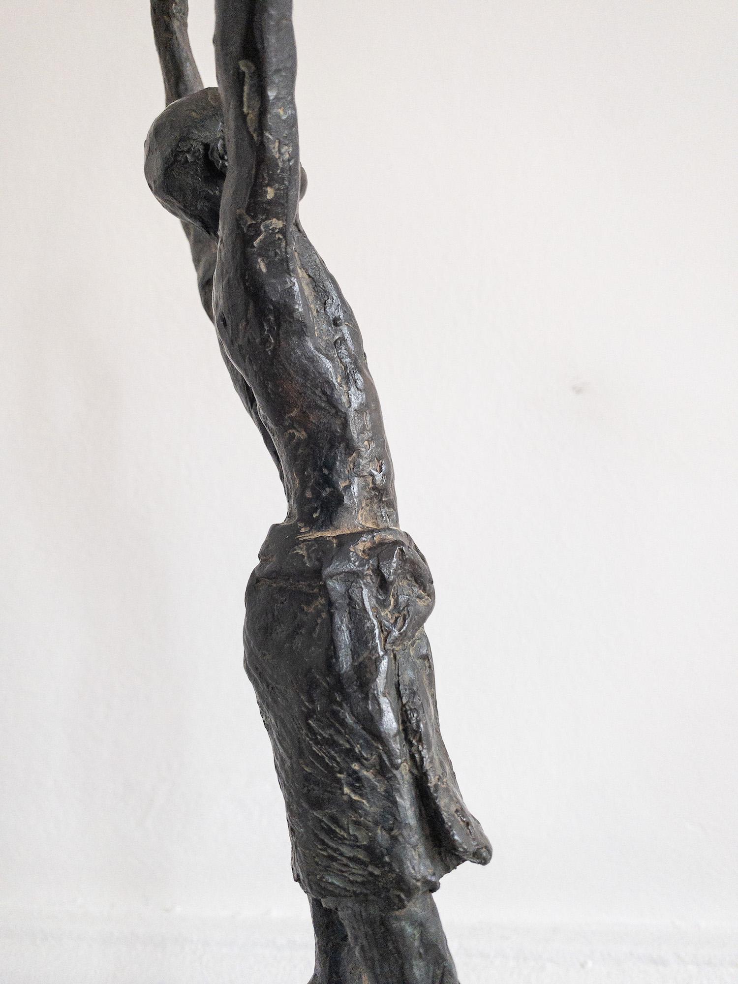 Vela de la infancia V de Marine de Soos - Escultura de bronce, figura de niño, cometa en venta 15