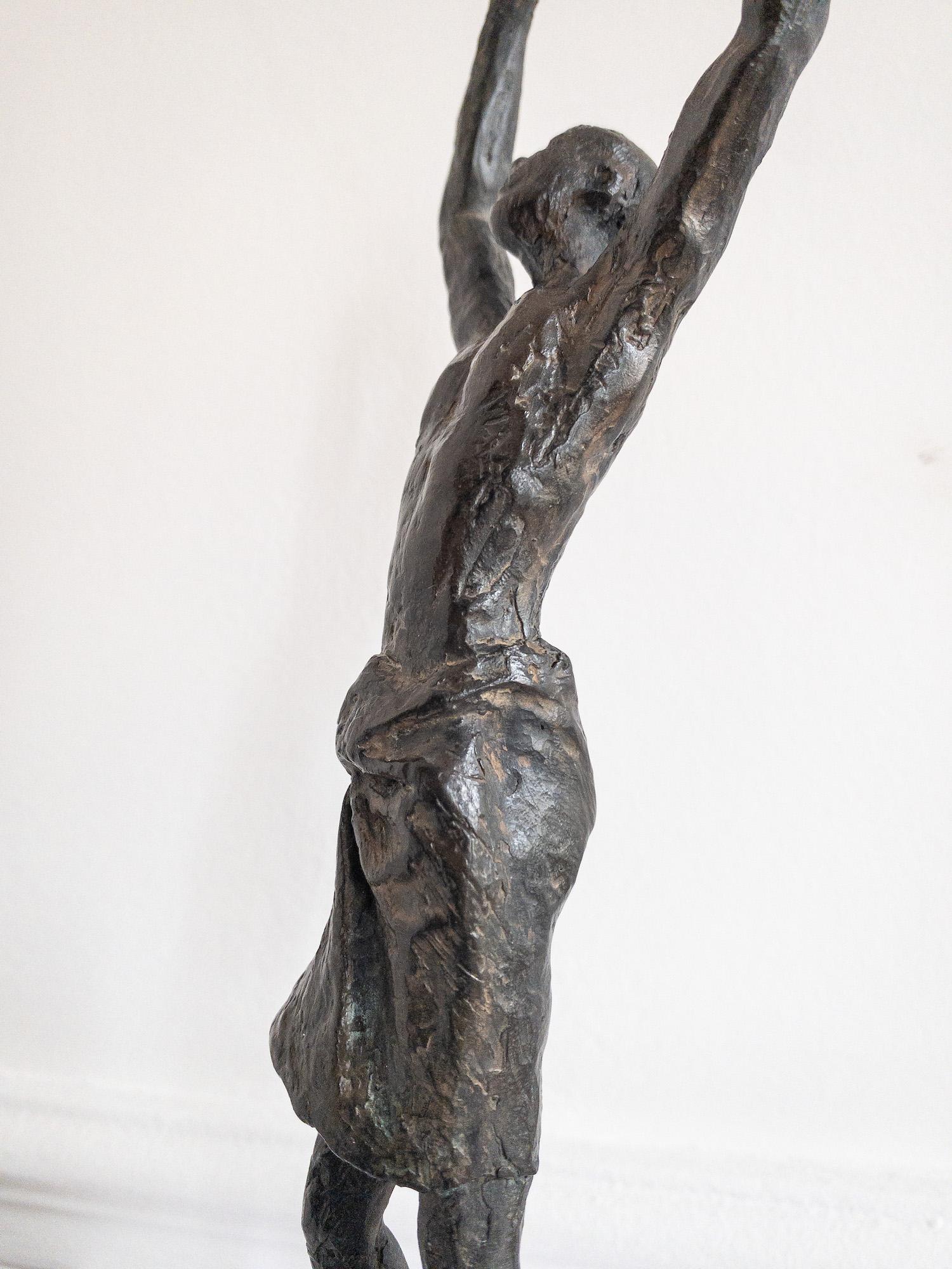 Vela de la infancia V de Marine de Soos - Escultura de bronce, figura de niño, cometa en venta 16