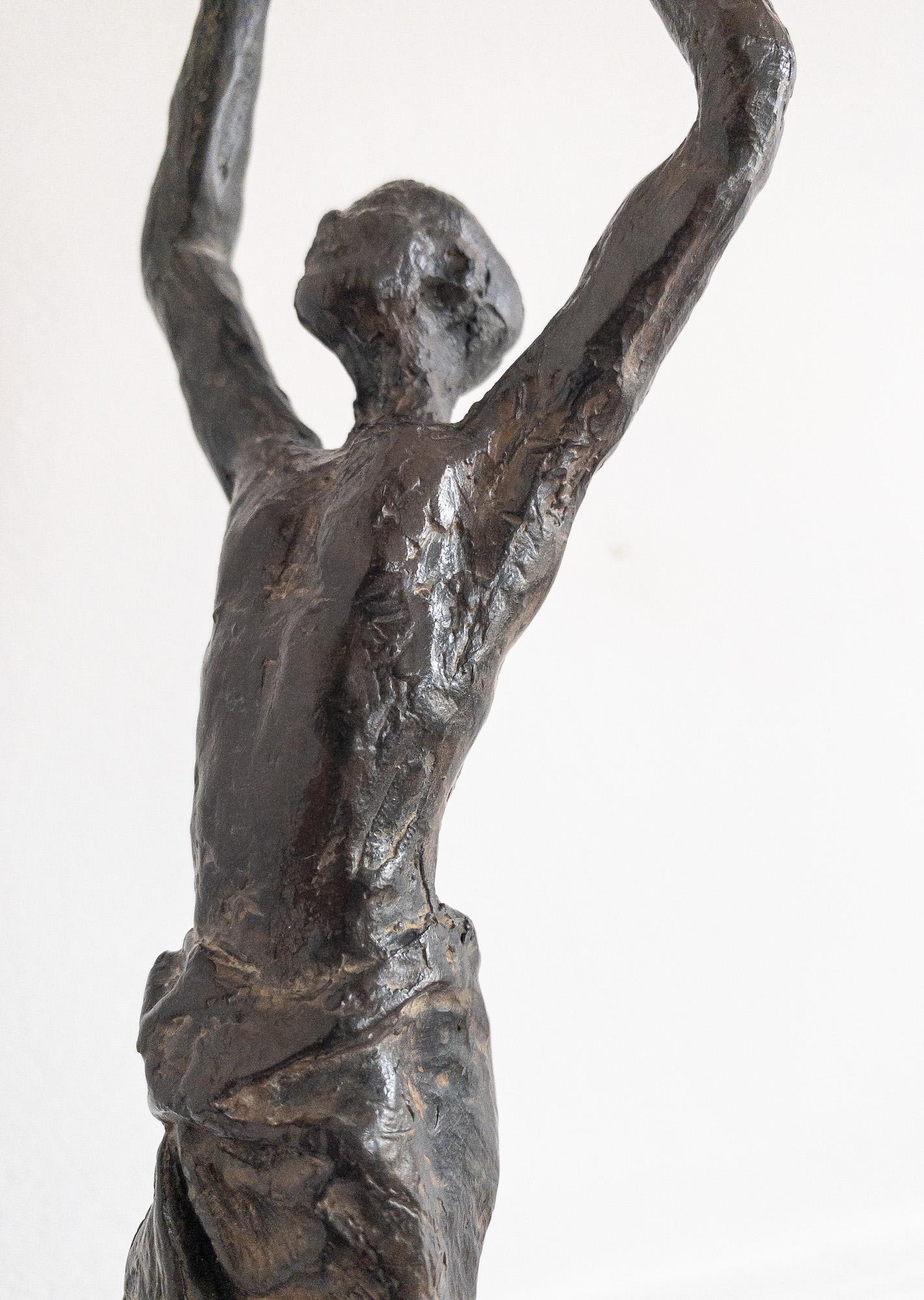 Vela de la infancia V de Marine de Soos - Escultura de bronce, figura de niño, cometa en venta 17