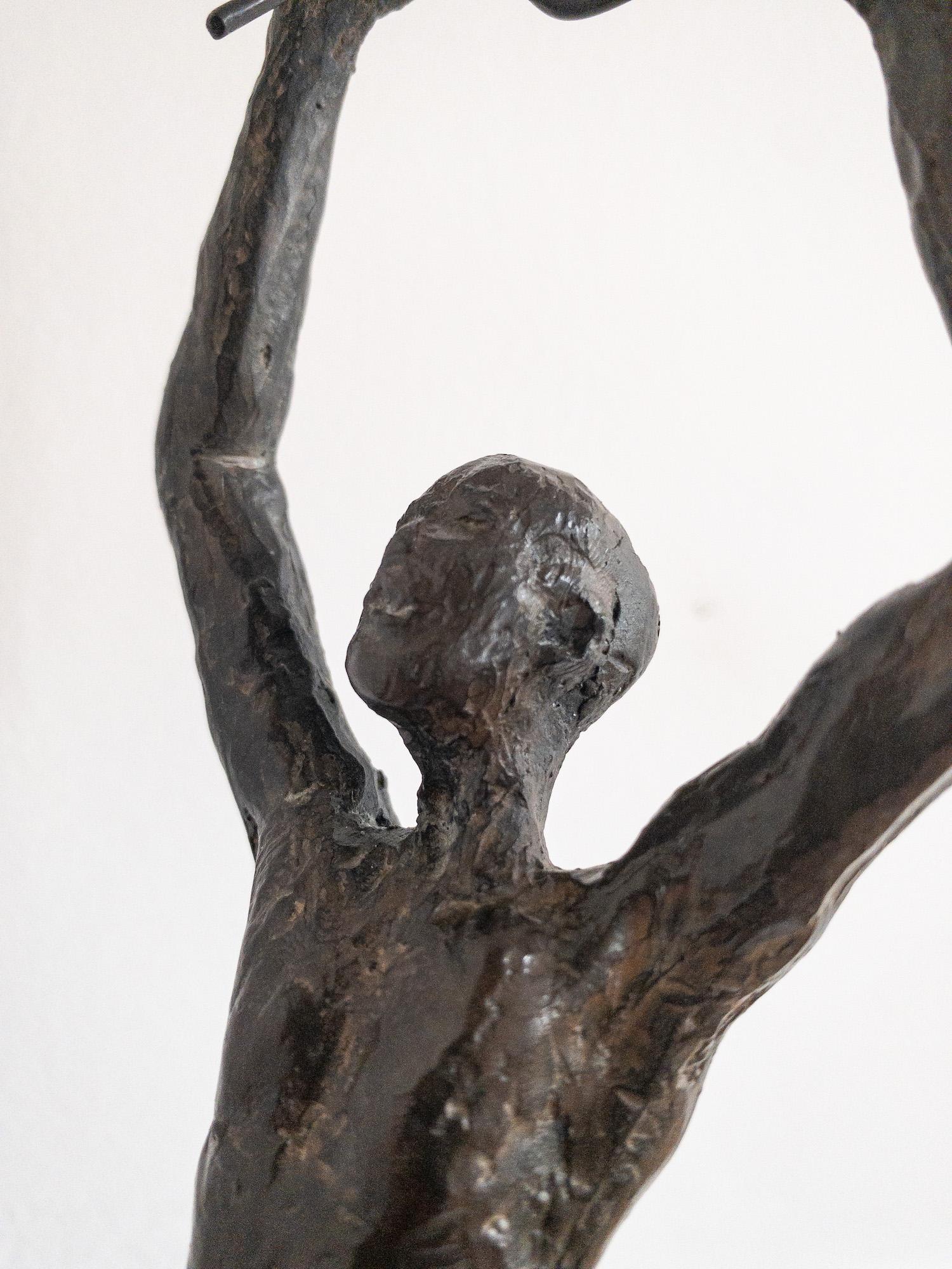 Vela de la infancia V de Marine de Soos - Escultura de bronce, figura de niño, cometa en venta 18