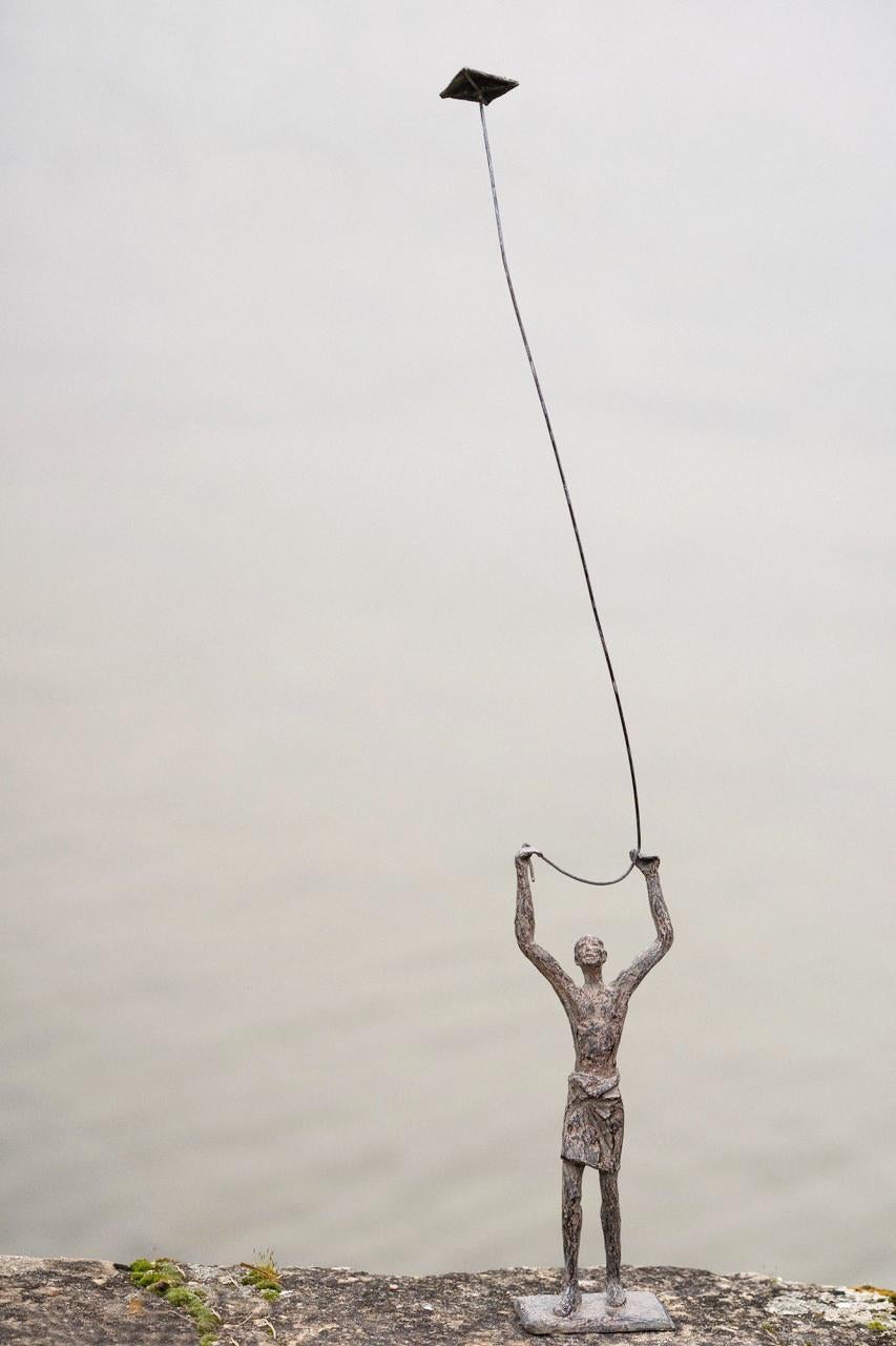 Vela de la infancia V de Marine de Soos - Escultura de bronce, figura de niño, cometa en venta 3