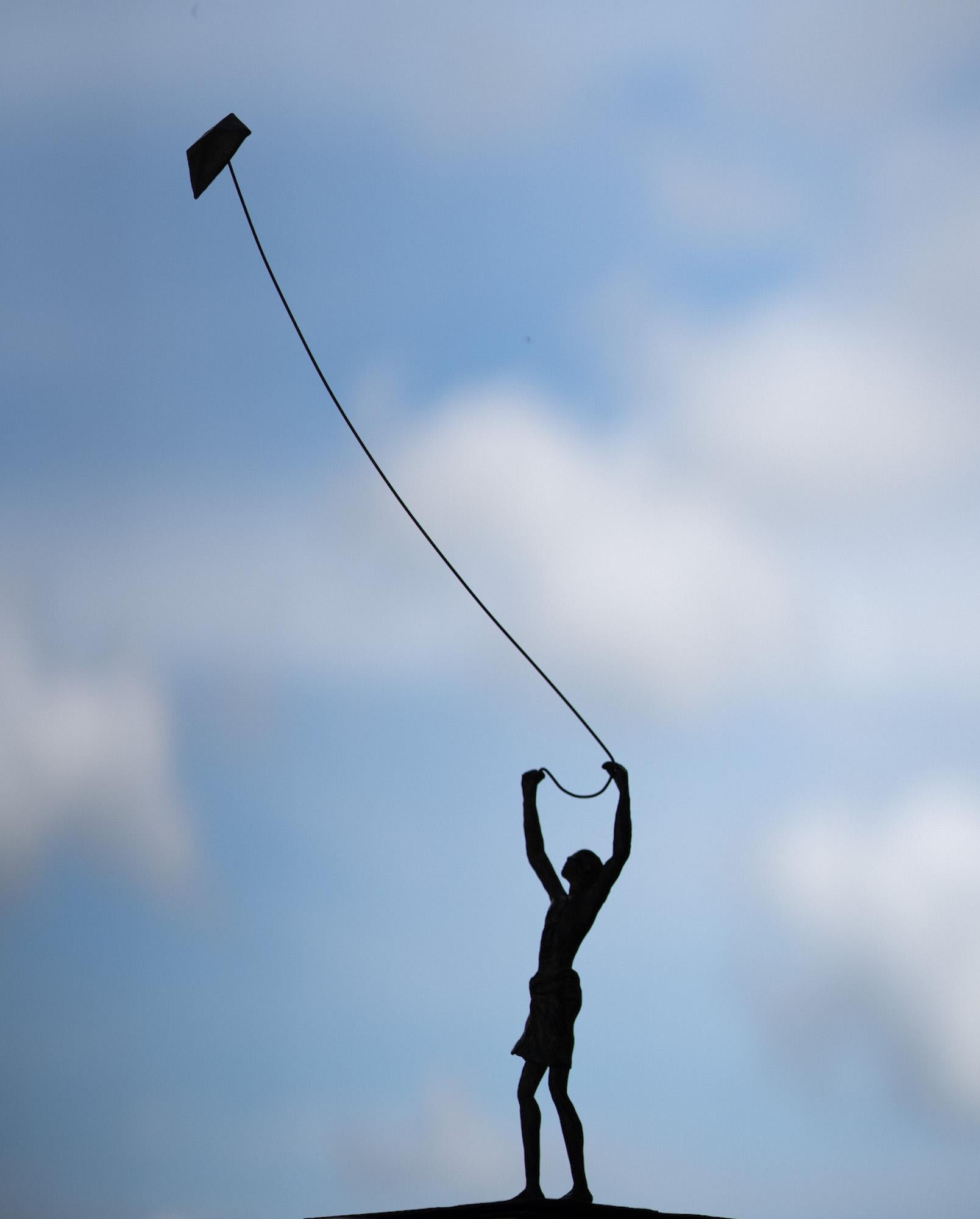 Childhood's Sail V von Marine de Soos - Bronzeskulptur, Kinderfigur, Drachen im Angebot 2