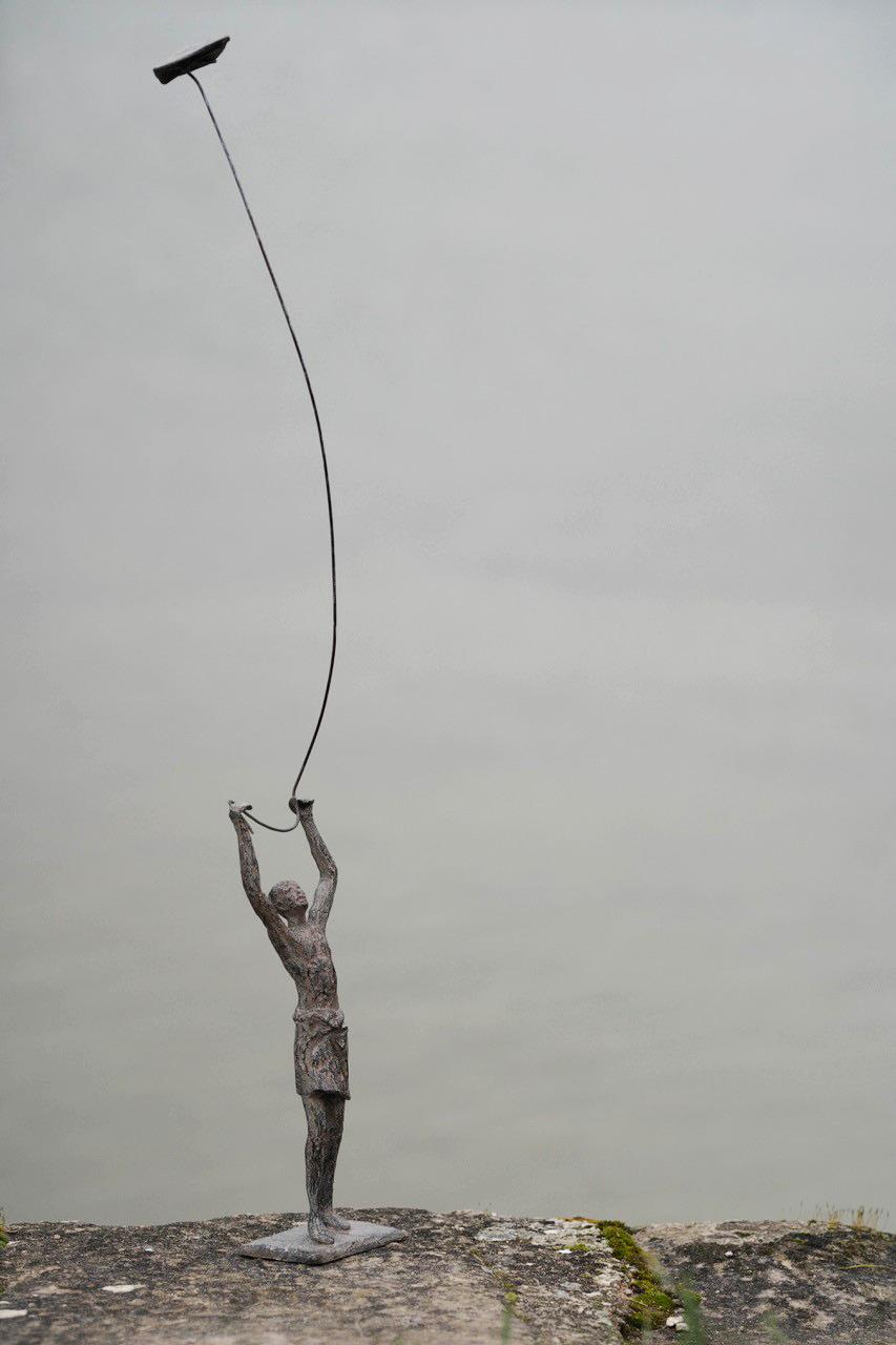 Vela de la infancia V de Marine de Soos - Escultura de bronce, figura de niño, cometa en venta 4