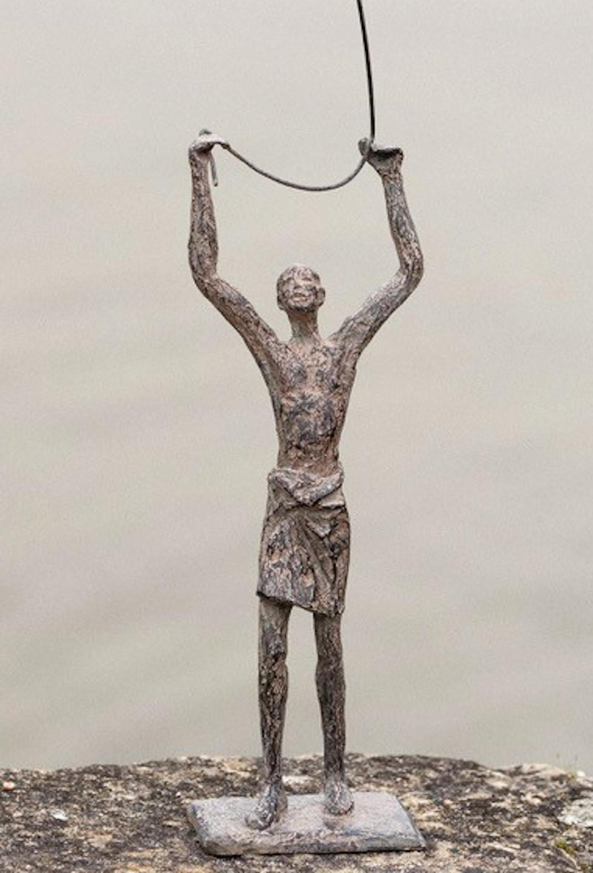 Vela de la infancia V de Marine de Soos - Escultura de bronce, figura de niño, cometa en venta 5