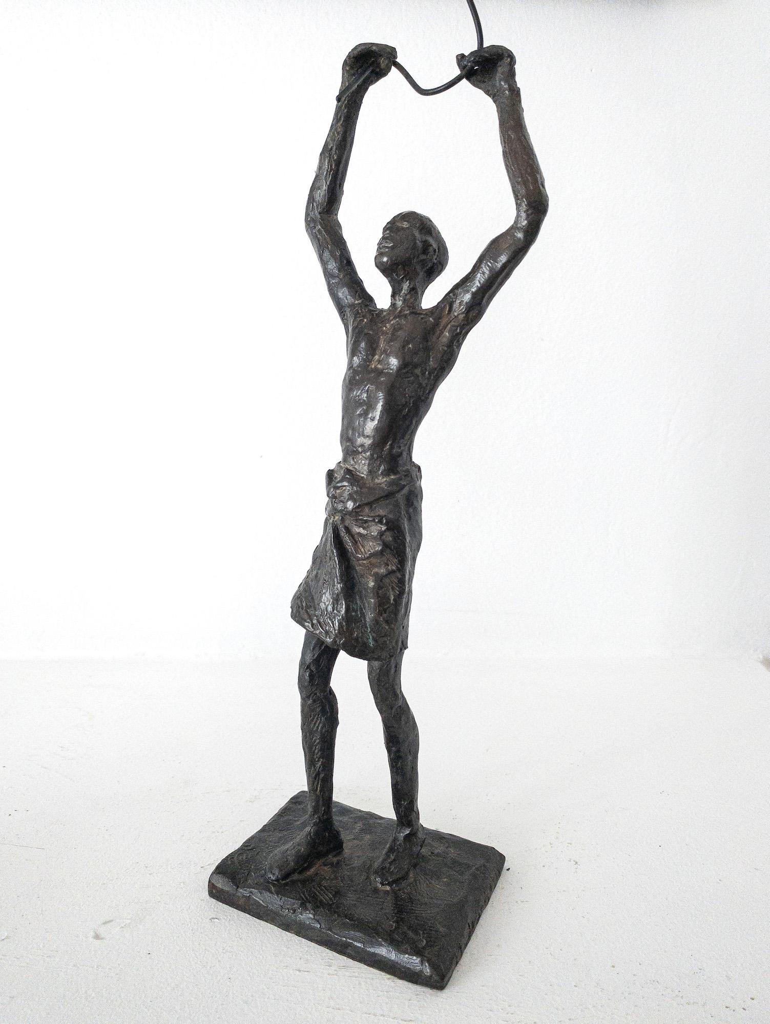 Vela de la infancia V de Marine de Soos - Escultura de bronce, figura de niño, cometa en venta 12