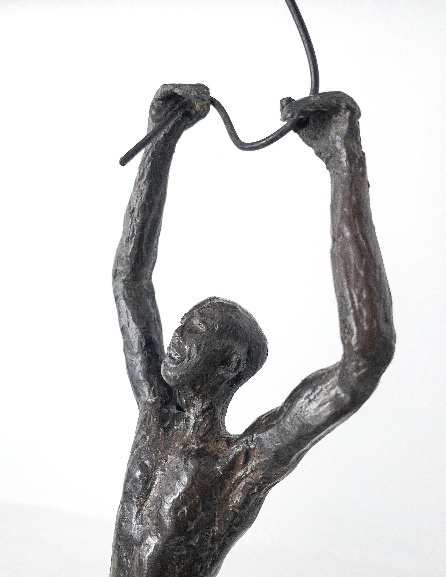 Vela de la infancia V de Marine de Soos - Escultura de bronce, figura de niño, cometa en venta 11