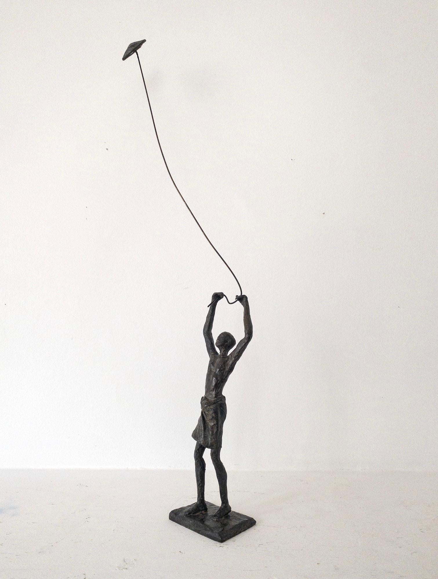 Vela de la infancia V de Marine de Soos - Escultura de bronce, figura de niño, cometa en venta 6