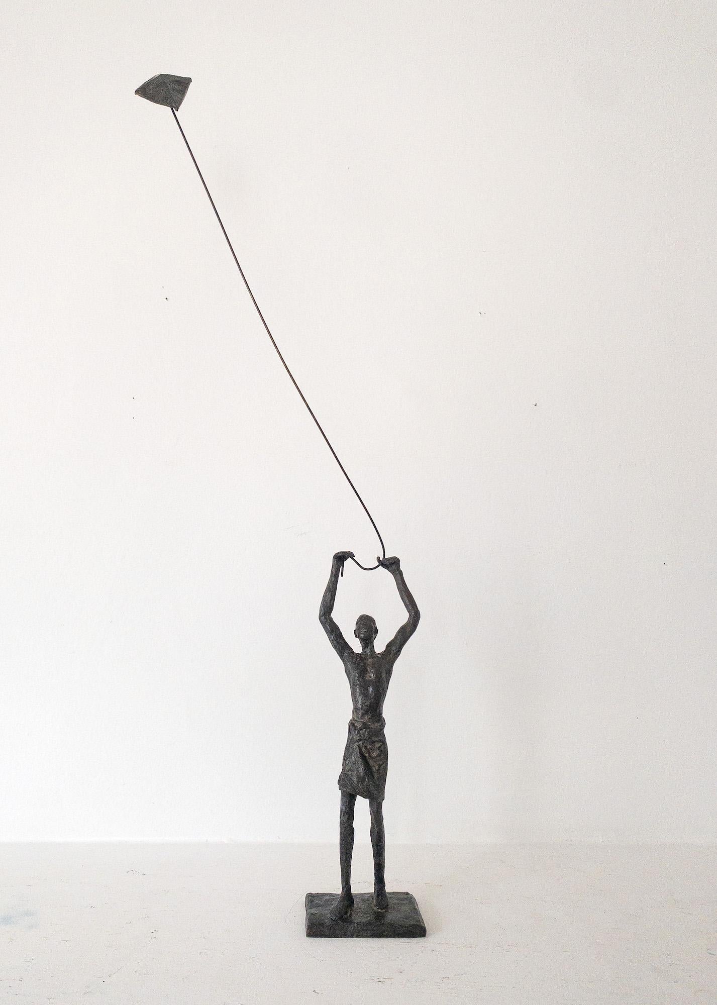 Vela de la infancia V de Marine de Soos - Escultura de bronce, figura de niño, cometa en venta 7