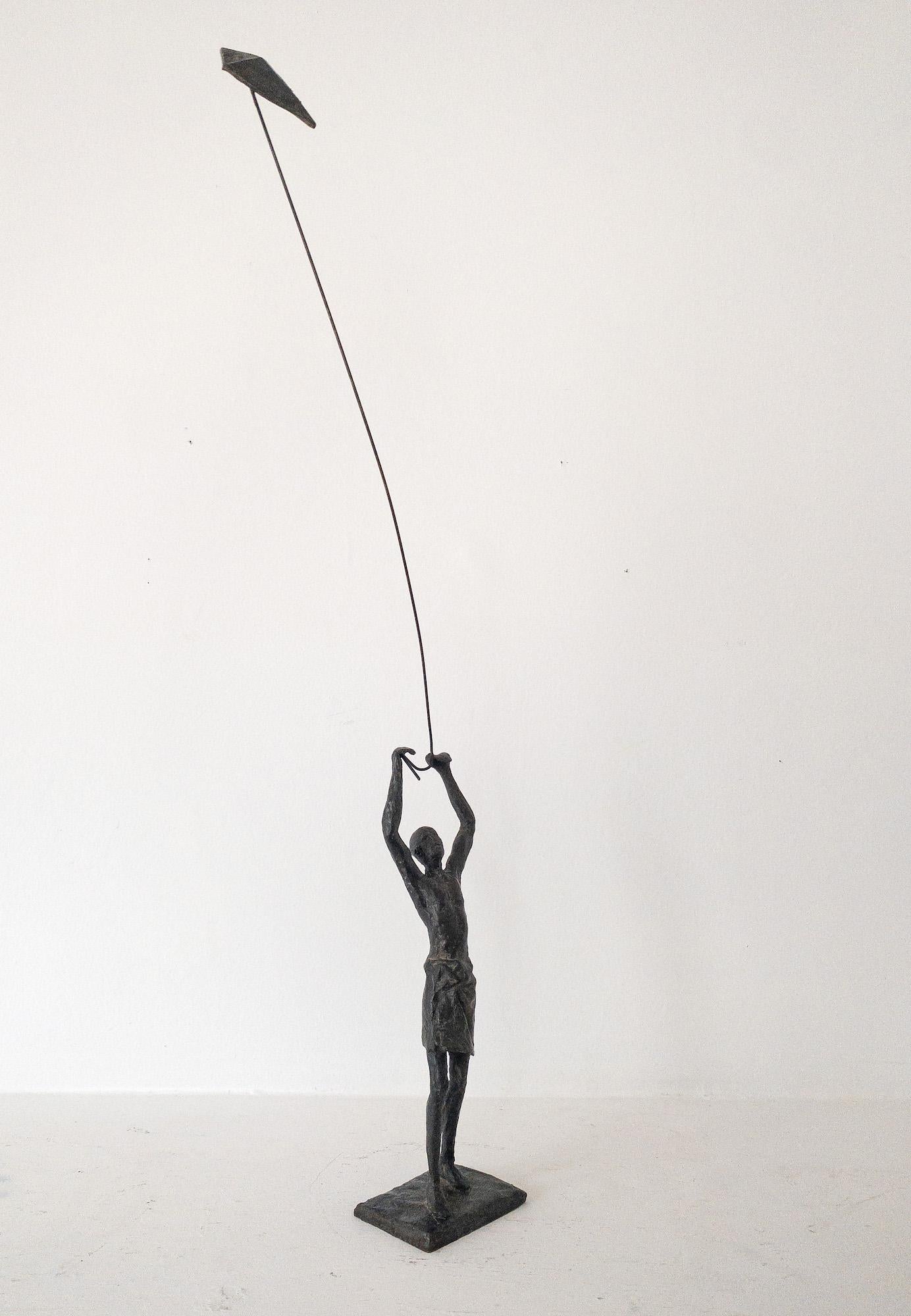 Vela de la infancia V de Marine de Soos - Escultura de bronce, figura de niño, cometa en venta 8
