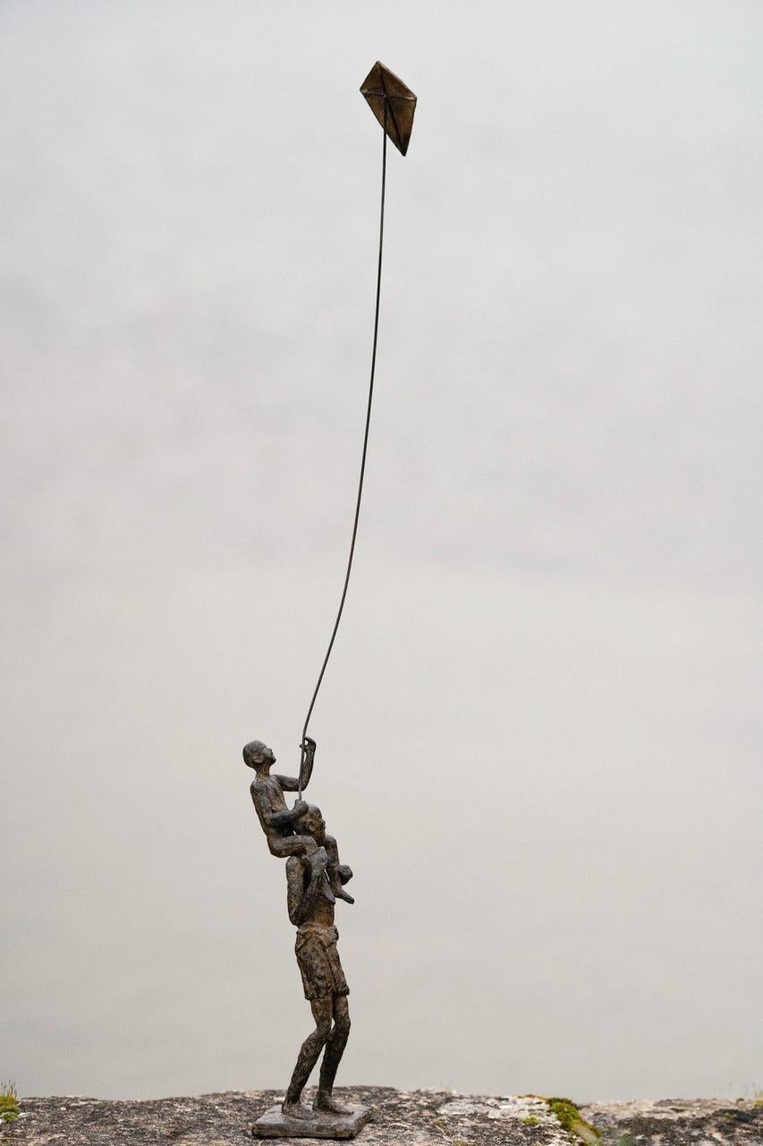 Childhood's Sail VI de Marine de Soos - Escultura de bronce, figura de niño, cometa en venta 12