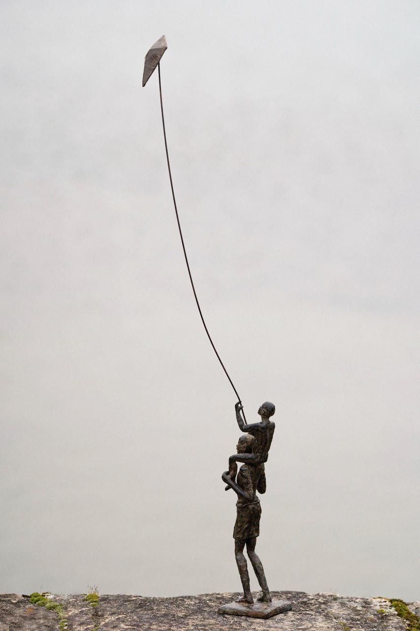 Childhood's Sail VI de Marine de Soos - Escultura de bronce, figura de niño, cometa en venta 13