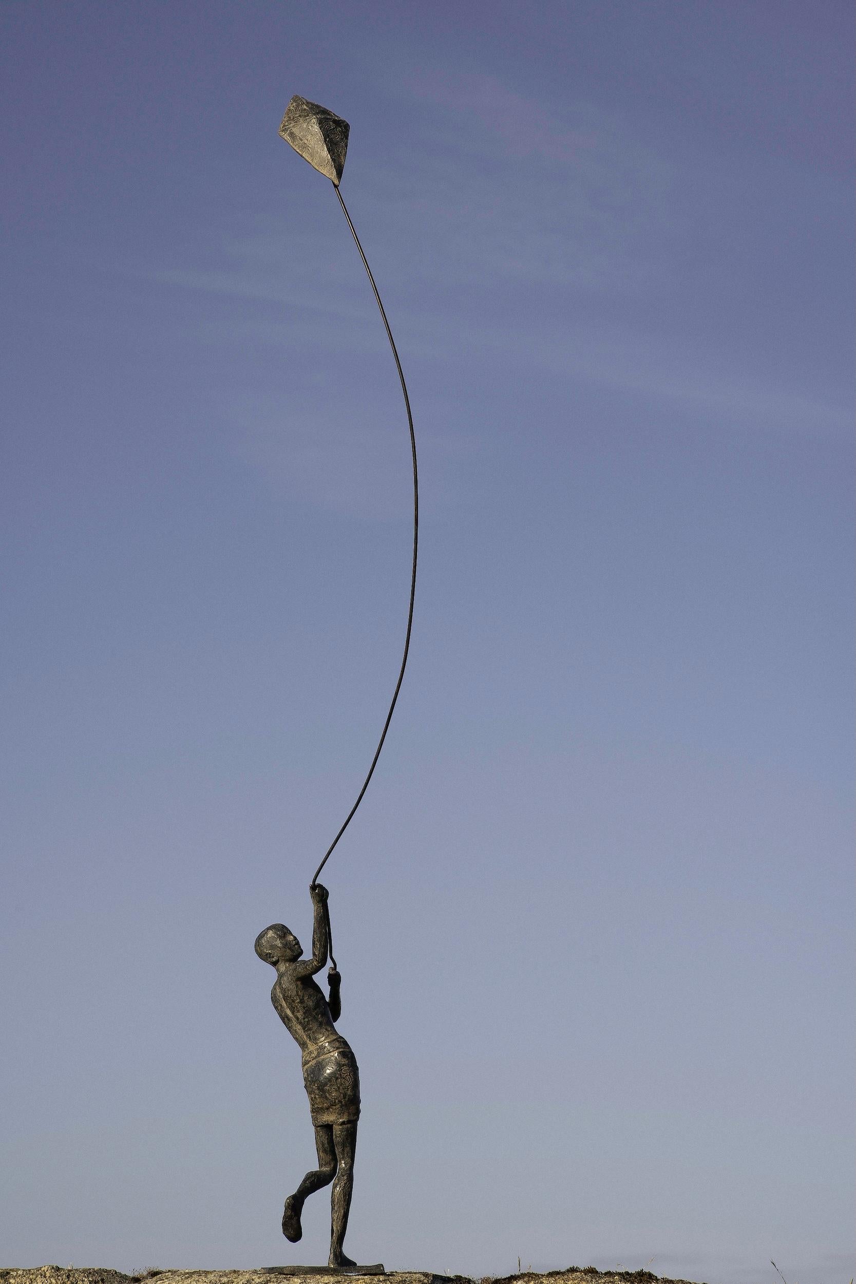 Child & Child's Sails VII par Marine de Soos - Sculpture en bronze, enfant, figuratif en vente 1