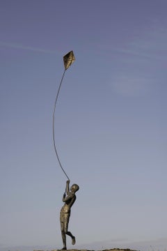 Child & Child's Sails VII par Marine de Soos - Sculpture en bronze, enfant, figuratif