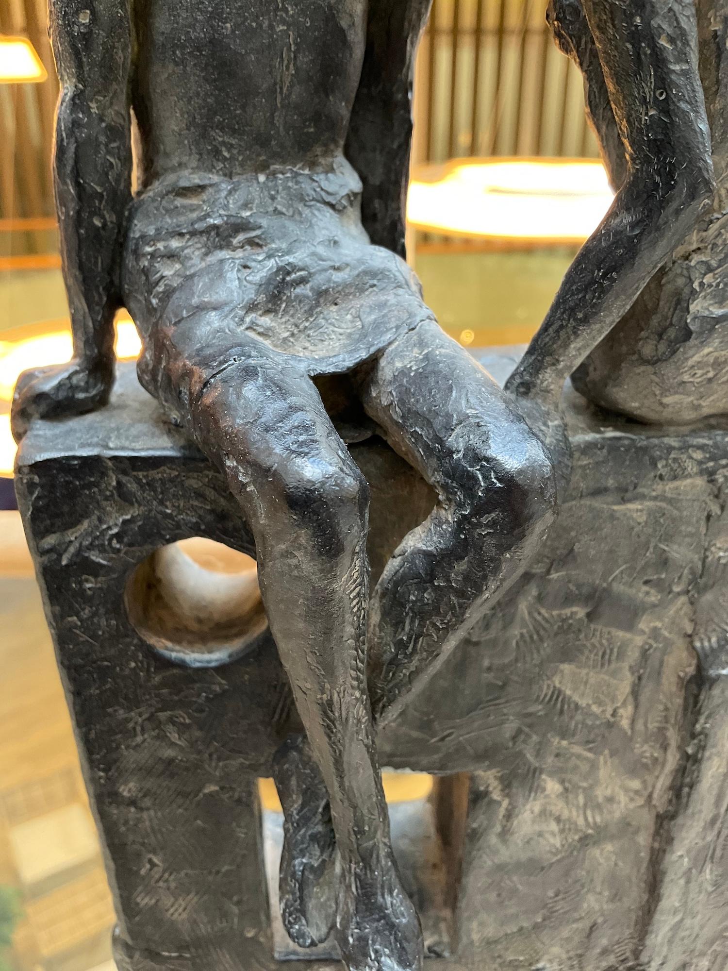 Confabulaciones de Marine de Soos - Escultura de bronce, figurativa, tonos oscuros en venta 13