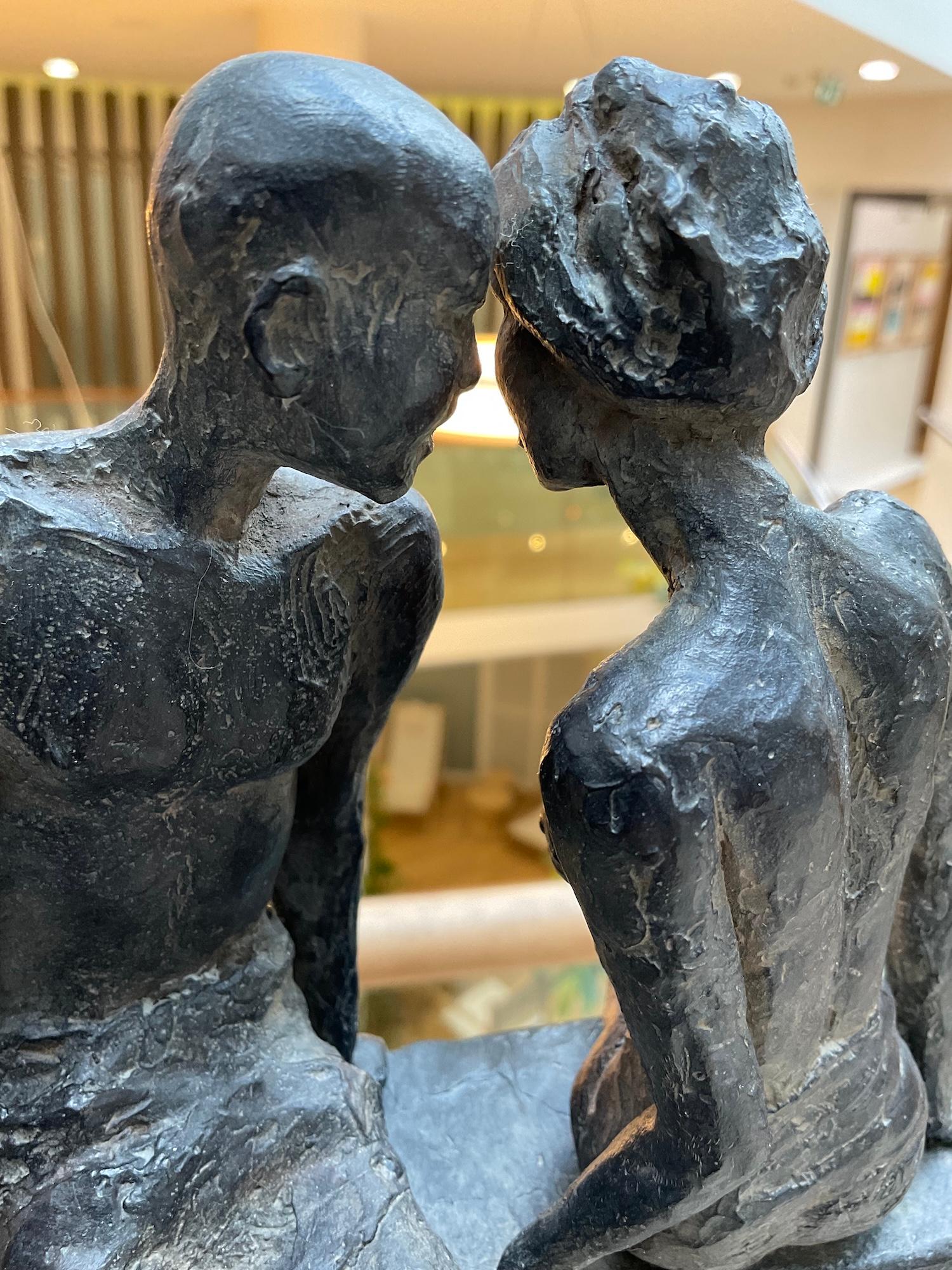 Confabulaciones de Marine de Soos - Escultura de bronce, figurativa, tonos oscuros en venta 7