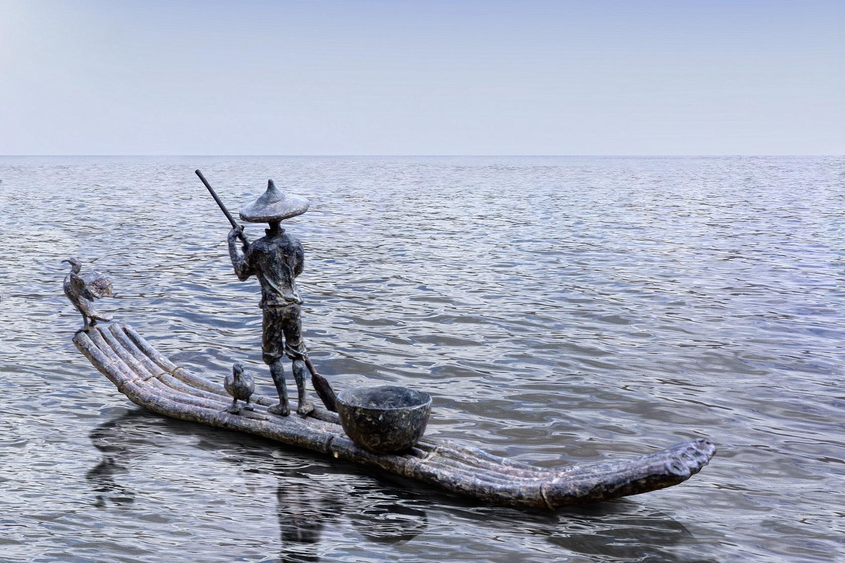 La pêche au cormoran par Marine de Soos - sculpture en bronze, figure humaine, bateau, oiseau en vente 1
