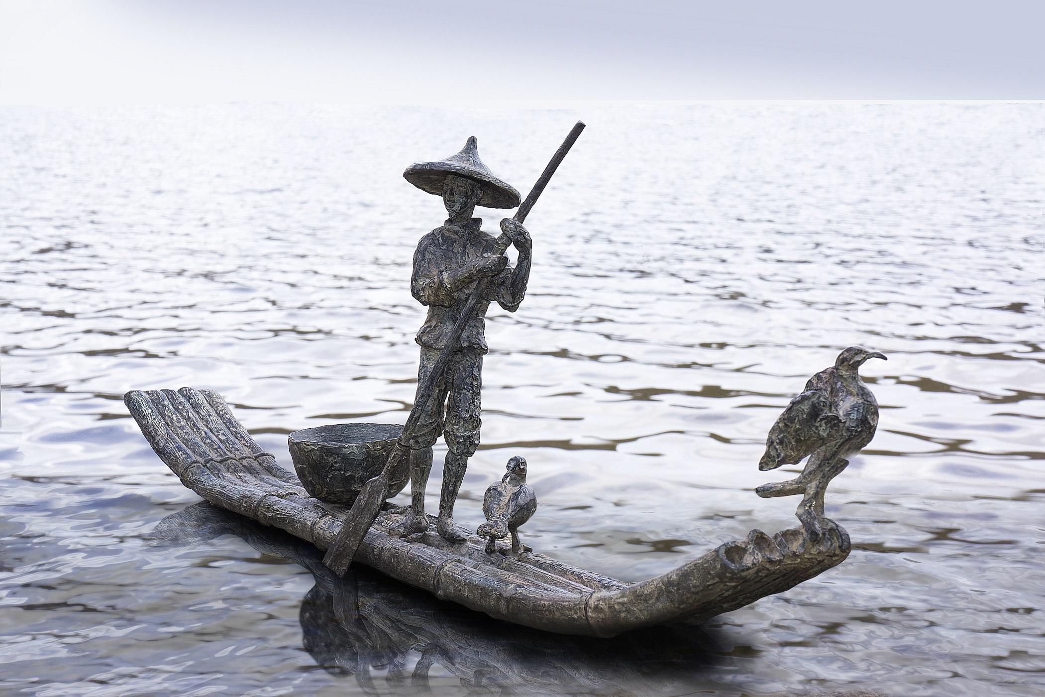 Cormorant Fishing ist eine Bronzeskulptur der französischen Künstlerin Marine de Soos mit den Maßen 20 × 58 × 8 cm (7,9 × 22,8 × 3,1 in). 
Die Skulptur ist signiert und nummeriert, gehört zu einer limitierten Auflage von 8 Exemplaren + 4