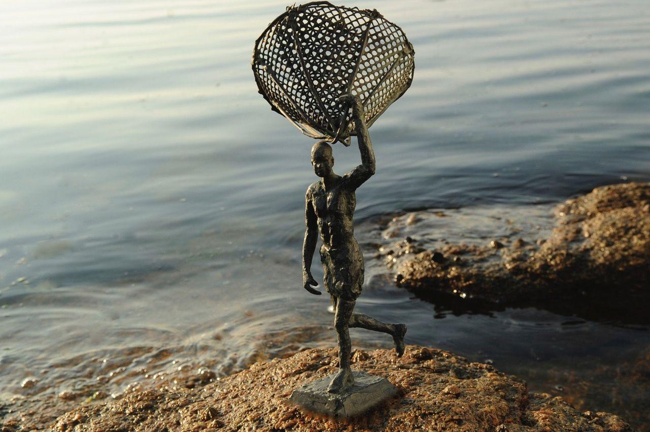 Departure for fishing by Marine de Soos - Bronze sculpture, human figure, man For Sale 4