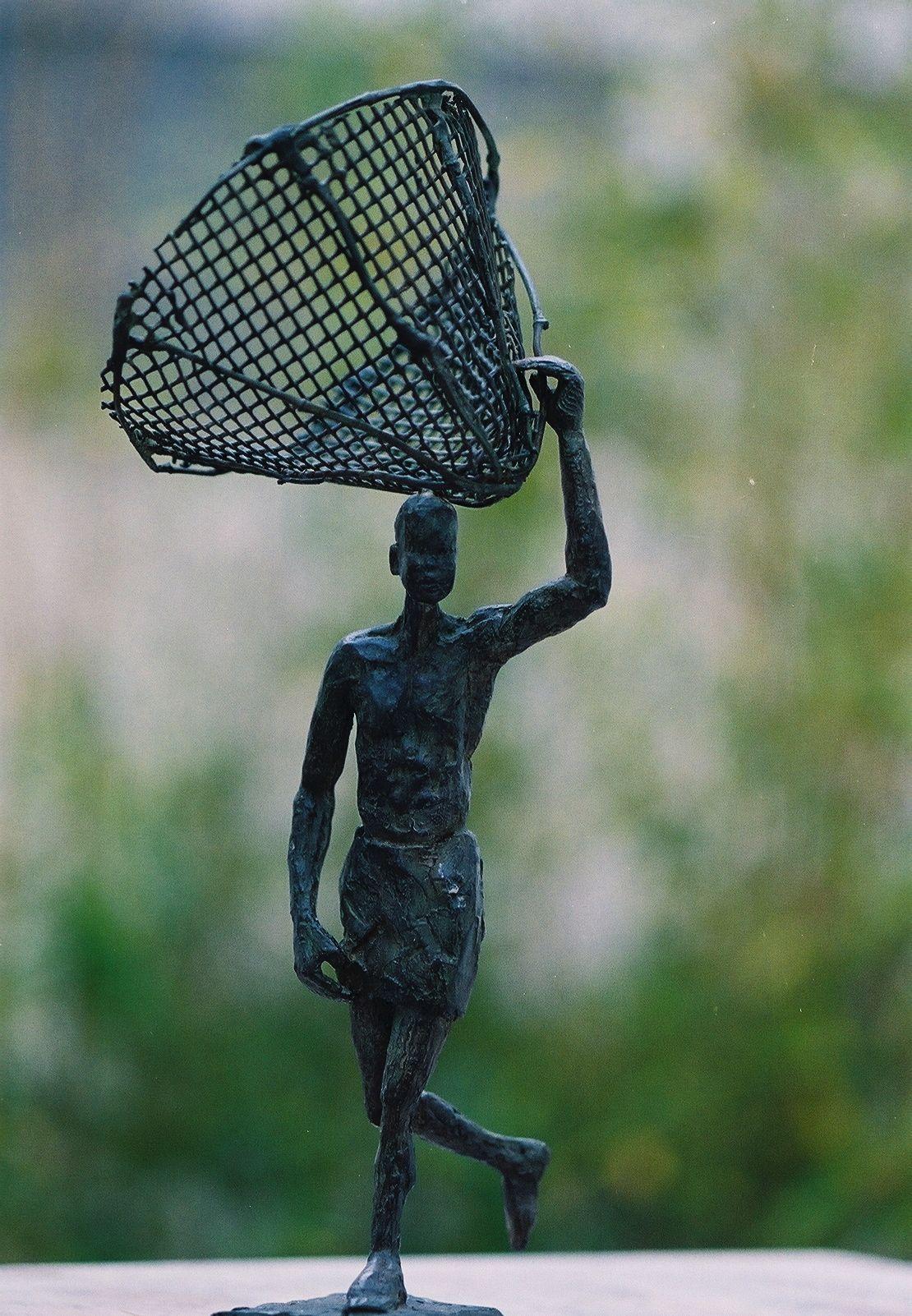 Departure for fishing ist eine Bronzeskulptur der französischen zeitgenössischen Künstlerin Marine de Soos mit den Maßen 31 × 11 × 10 cm (12,2 × 4,3 × 3,9 in). 
Die Skulptur ist signiert und nummeriert, gehört zu einer limitierten Auflage von 8