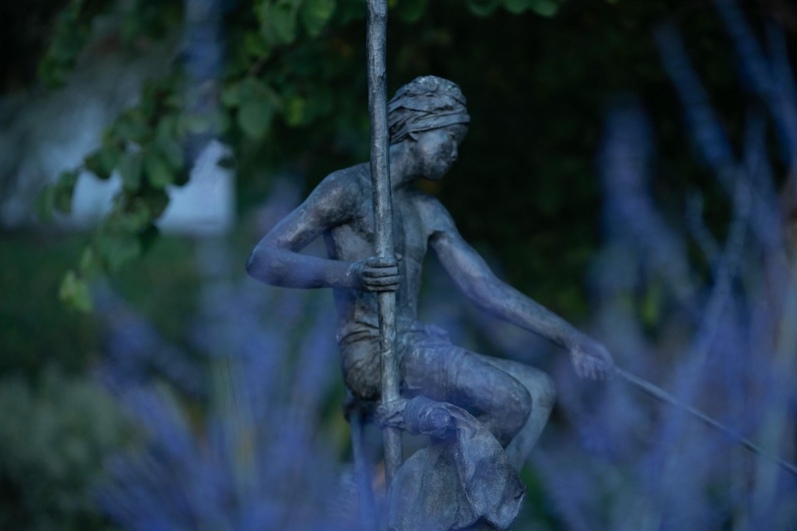 Pescador en zancos de Marine de Soos - Escultura grande de bronce, figura humana, hombre en venta 9