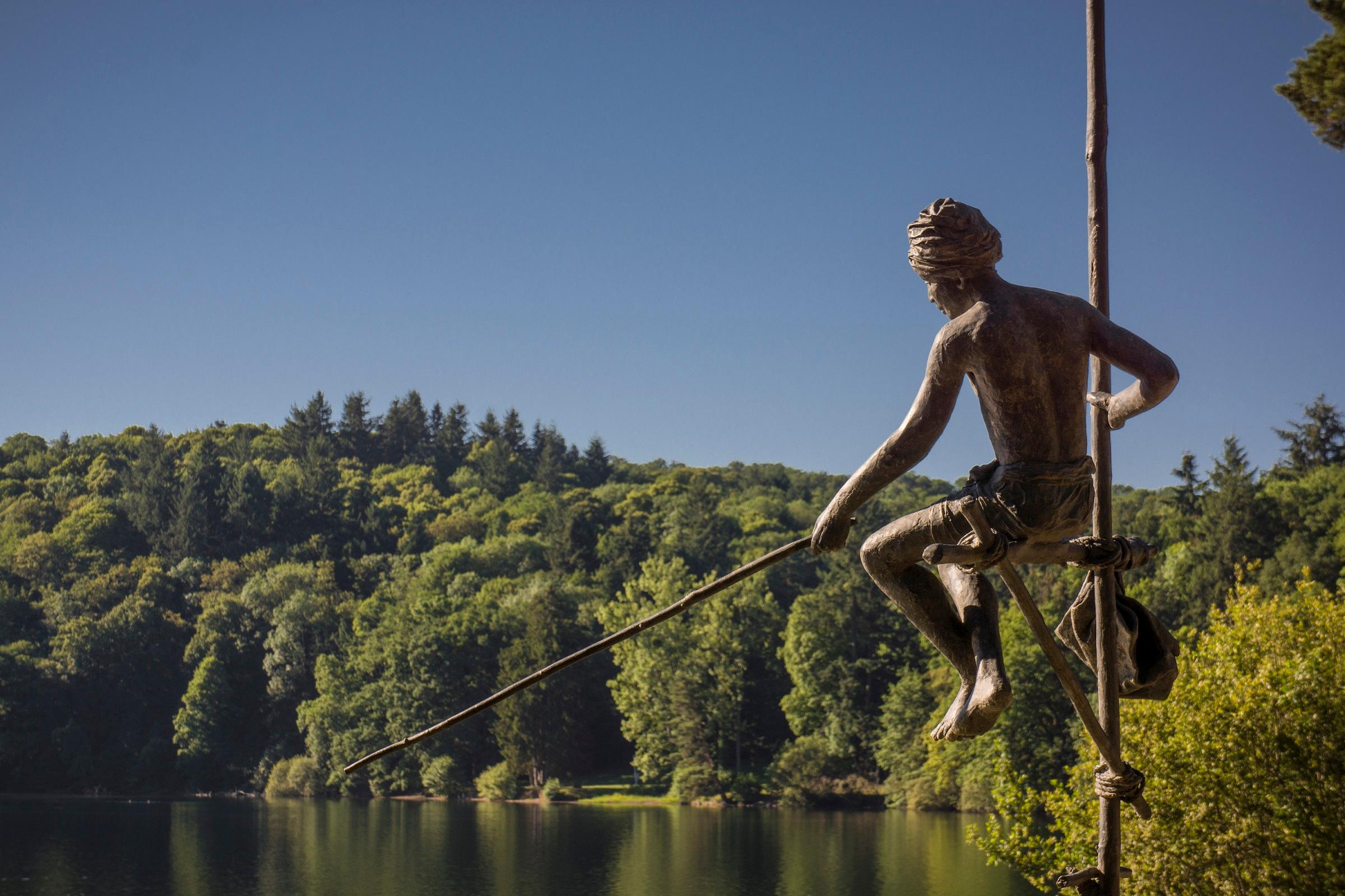 Pescador en zancos de Marine de Soos - Escultura grande de bronce, figura humana, hombre en venta 2