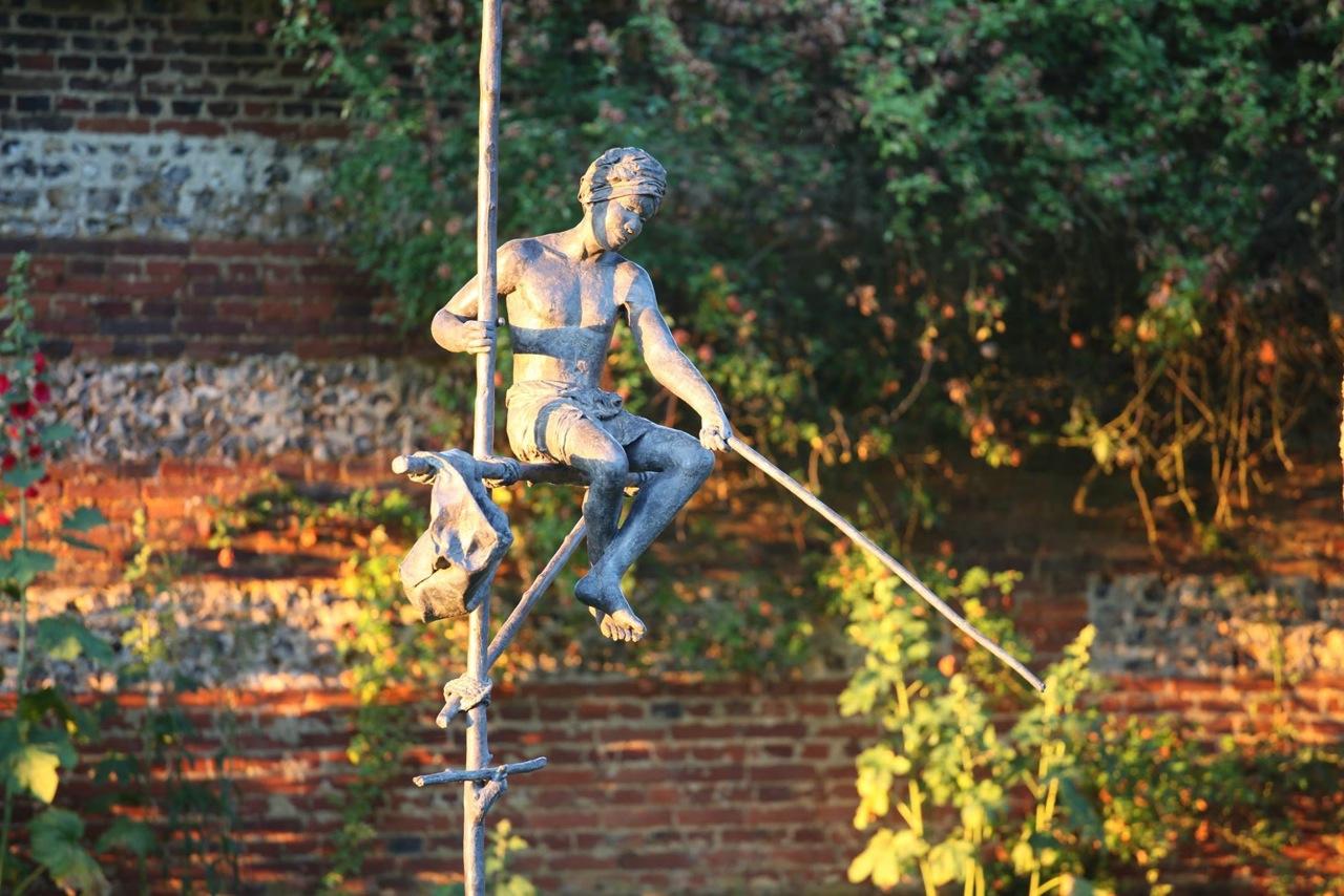 Pescador en zancos de Marine de Soos - Escultura grande de bronce, figura humana, hombre en venta 3