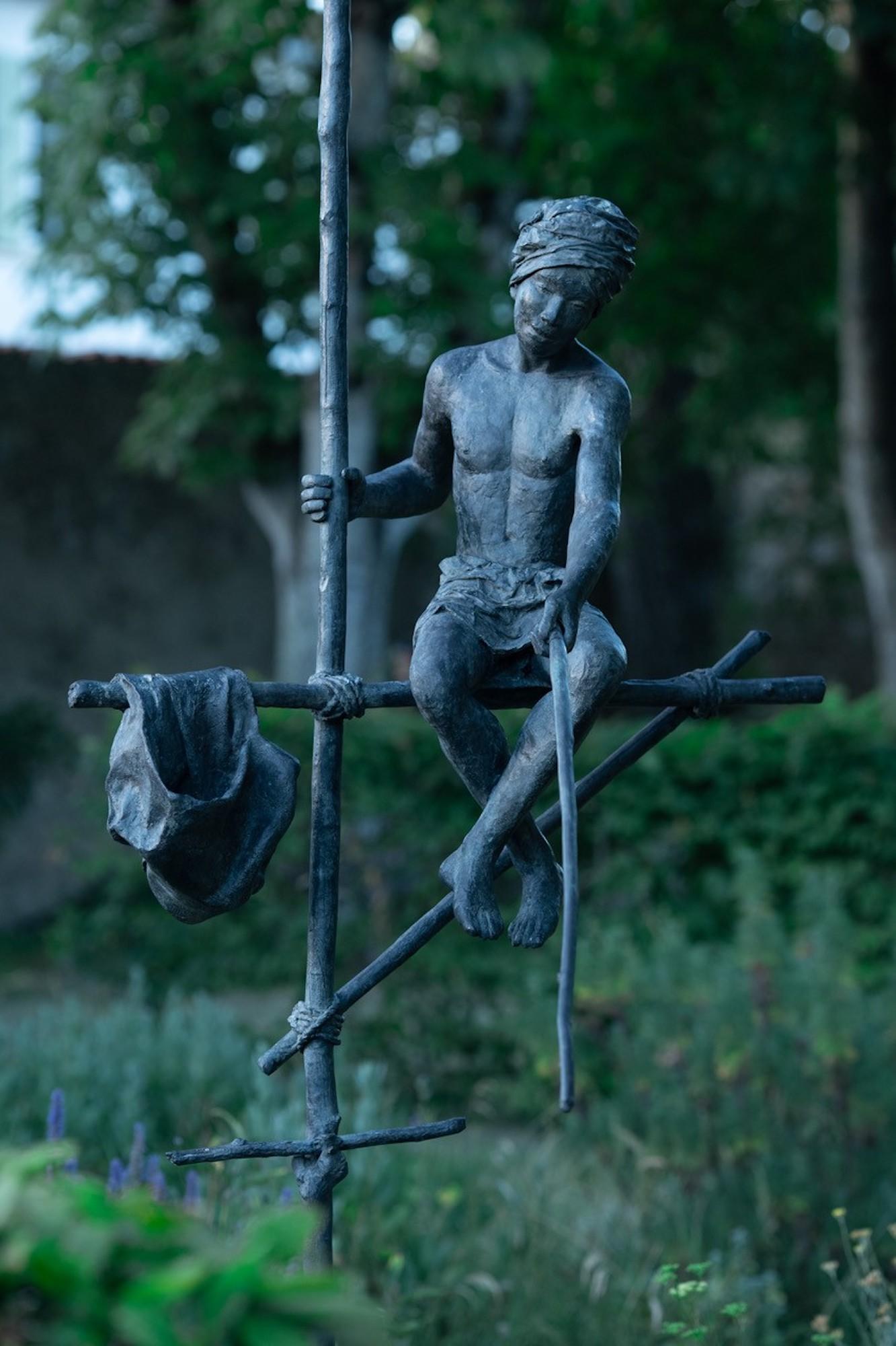 Pescador en zancos de Marine de Soos - Escultura grande de bronce, figura humana, hombre en venta 6