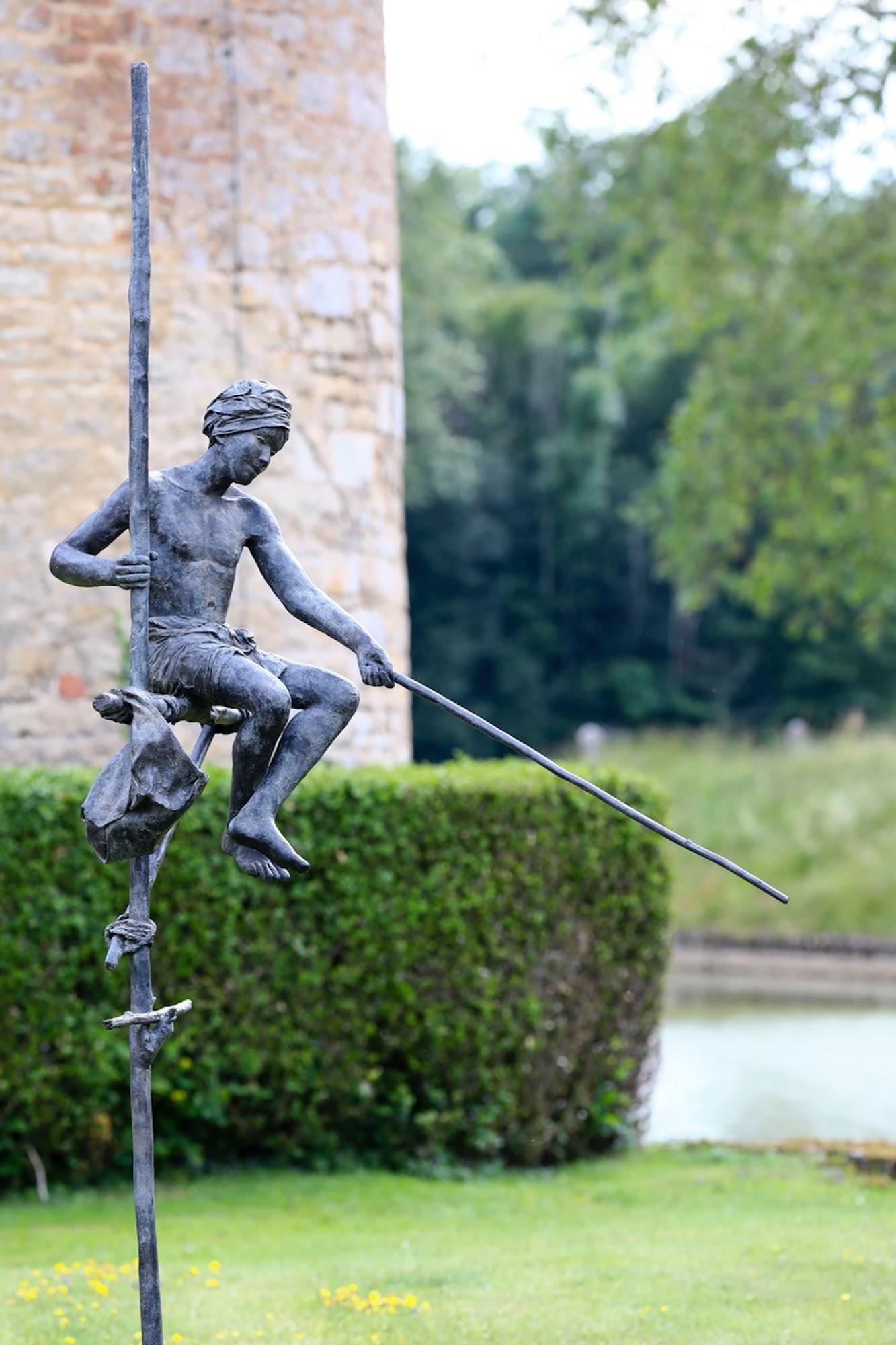 Pescador en zancos de Marine de Soos - Escultura grande de bronce, figura humana, hombre en venta 7