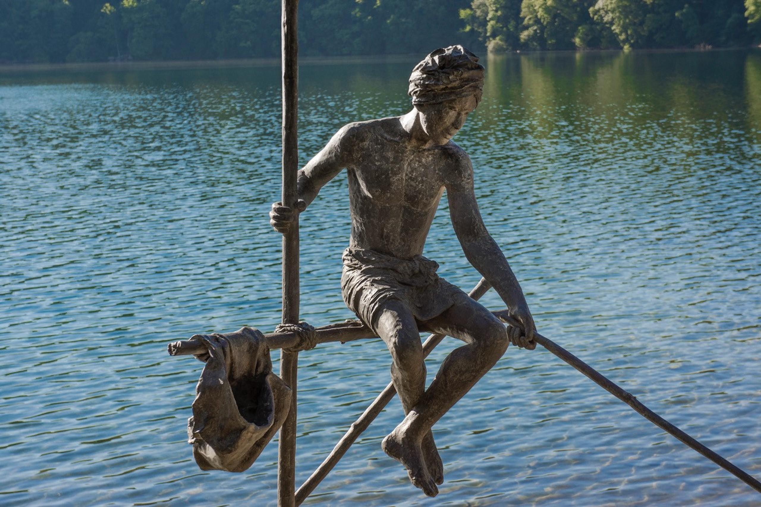 Pescador en zancos de Marine de Soos - Escultura grande de bronce, figura humana, hombre en venta 8