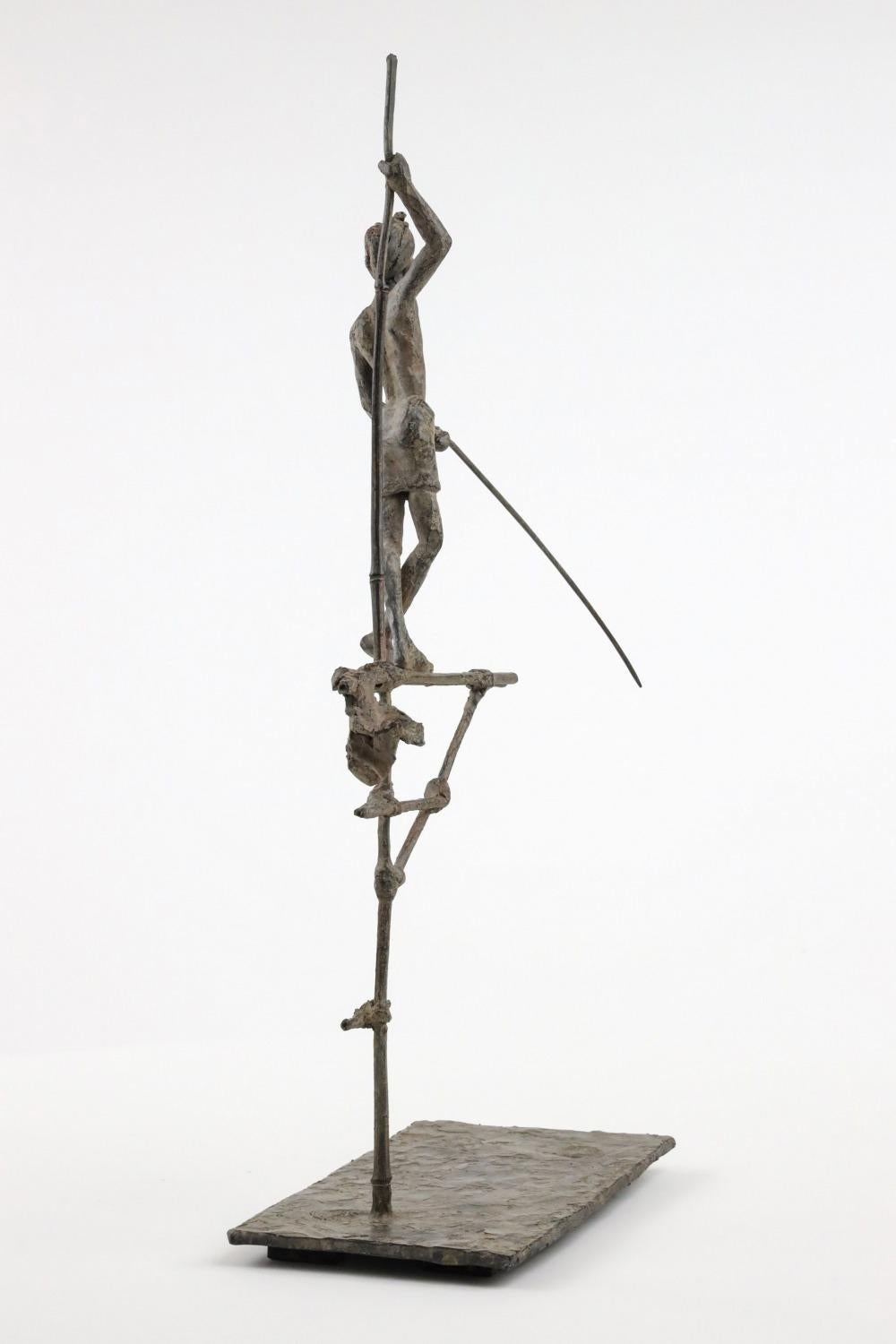 Pêcheur sur échasses II par Marine de Soos - Sculpture en bronze, figure humaine, homme en vente 2