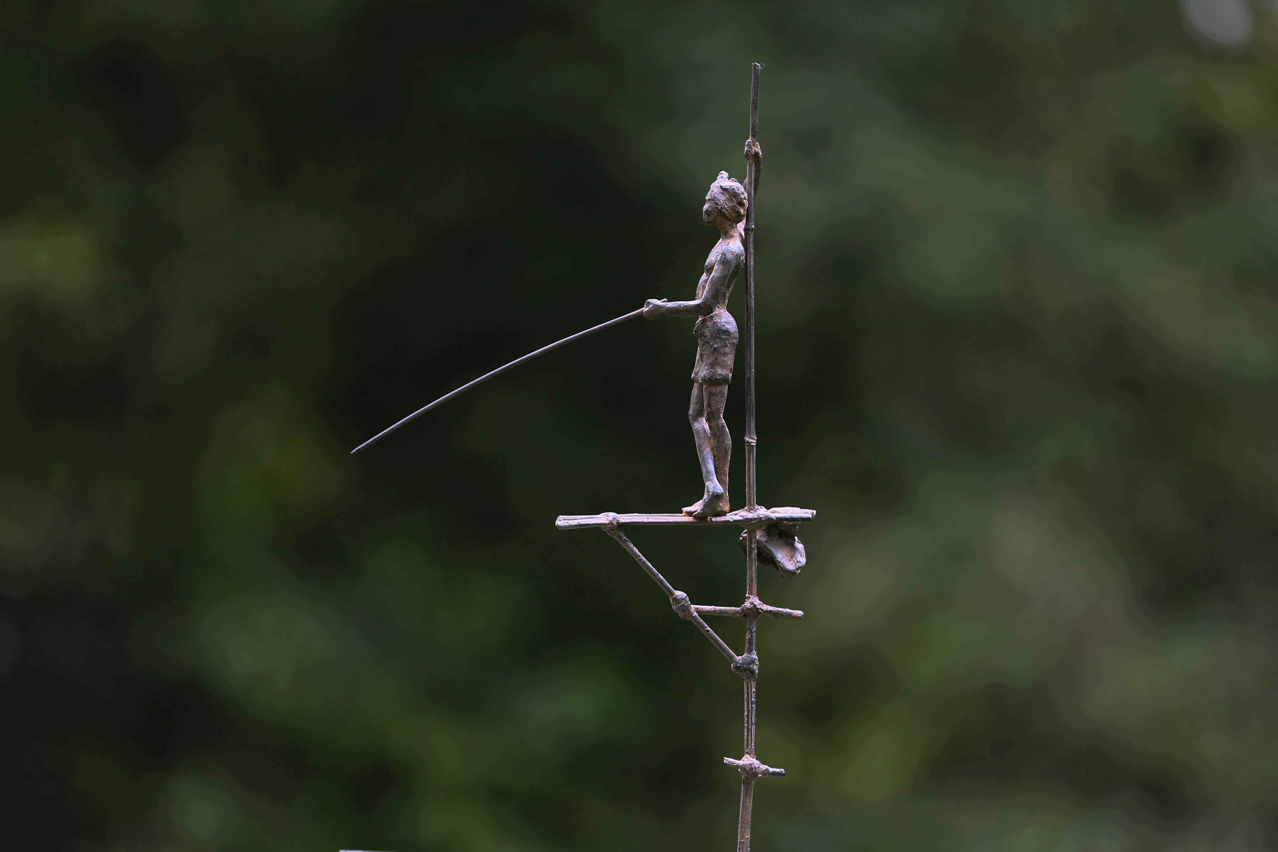 Pescador sobre zancos II de Marine de Soos - Escultura de bronce, figura humana, hombre en venta 2