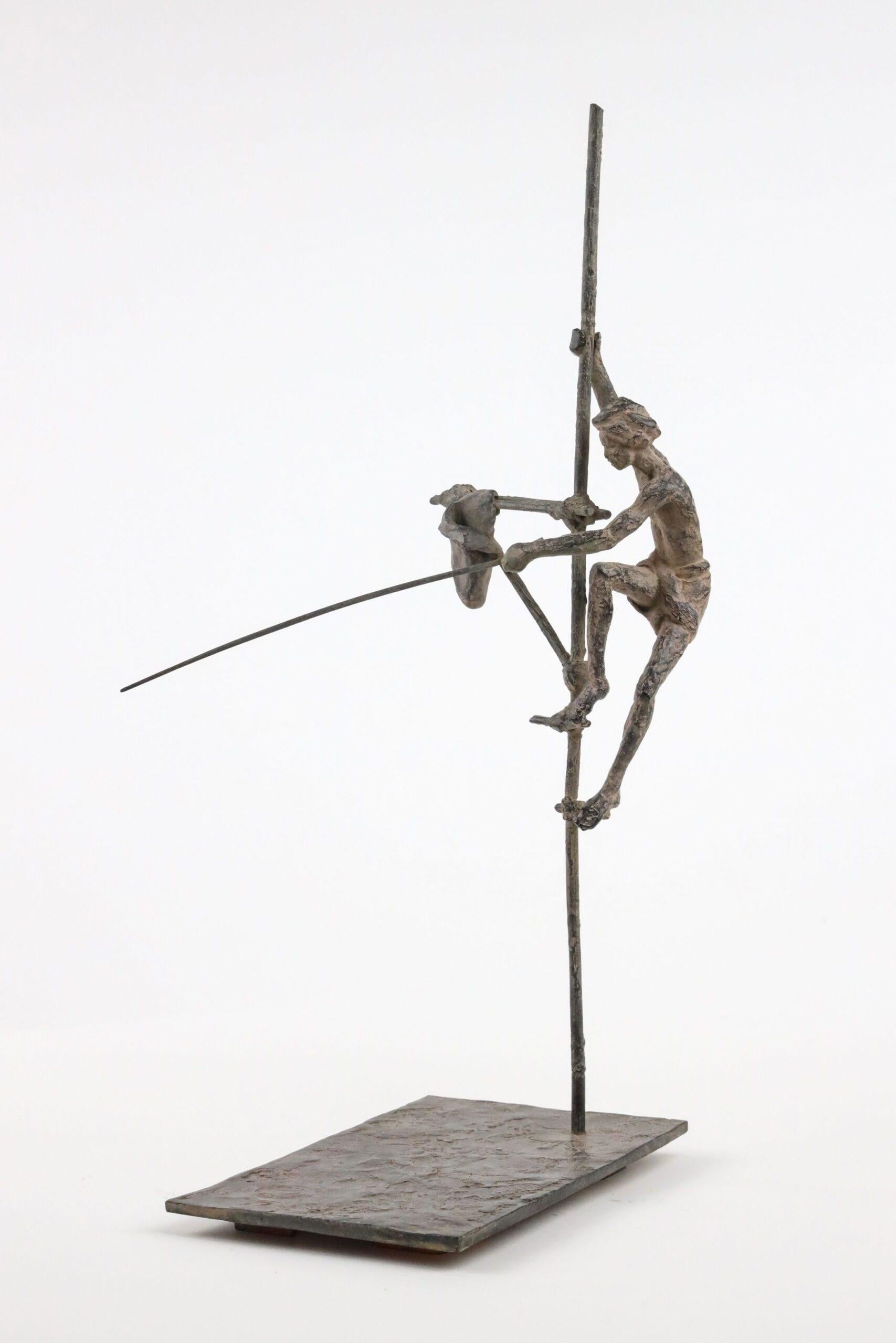 Fischer auf Stilt III von Marine de Soos - Bronzeskulptur, menschliche Figur, Mann im Angebot 2