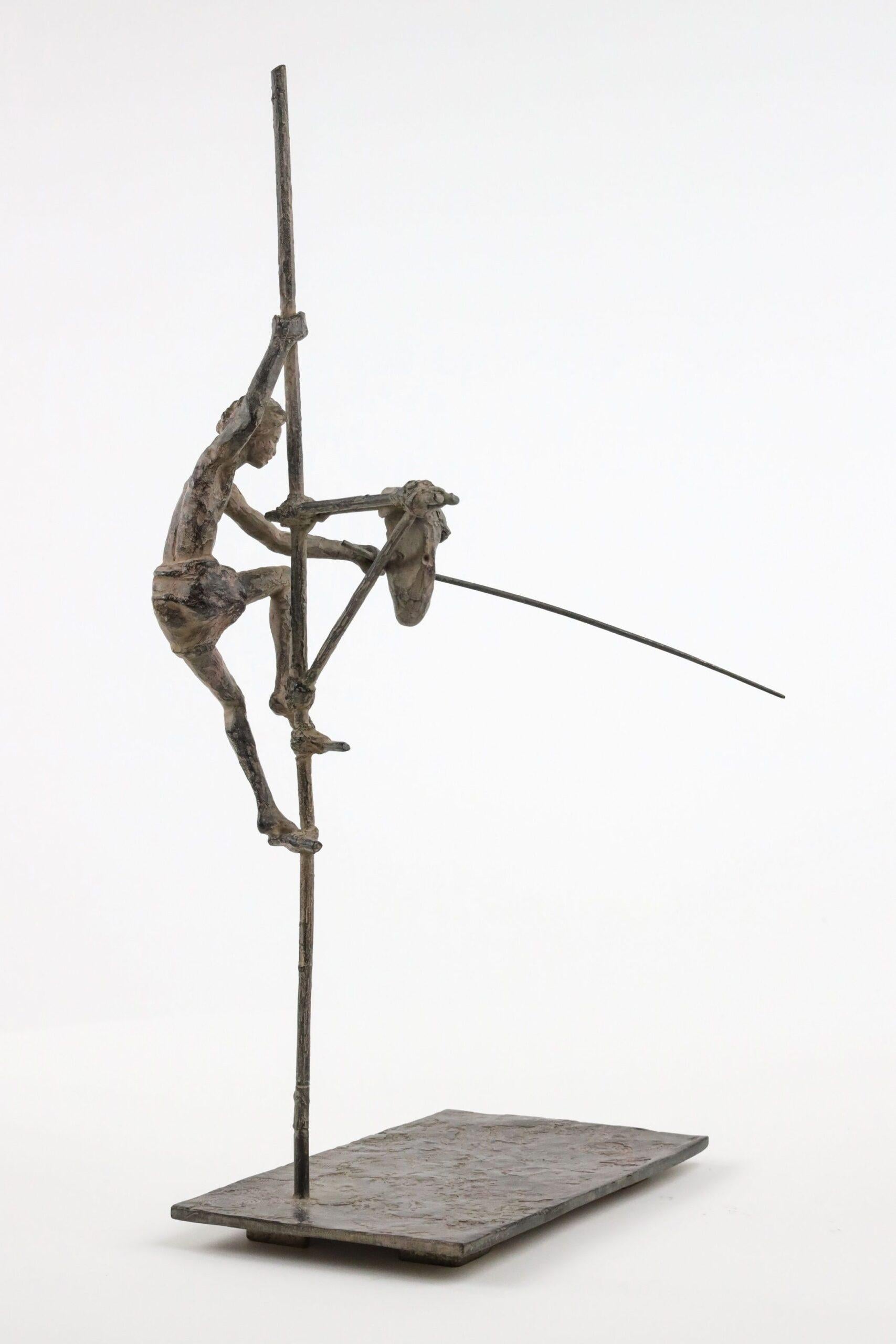 Fisherman on Stilt III de Marine de Soos, sculpture en bronze, figure humaine nue en vente 3