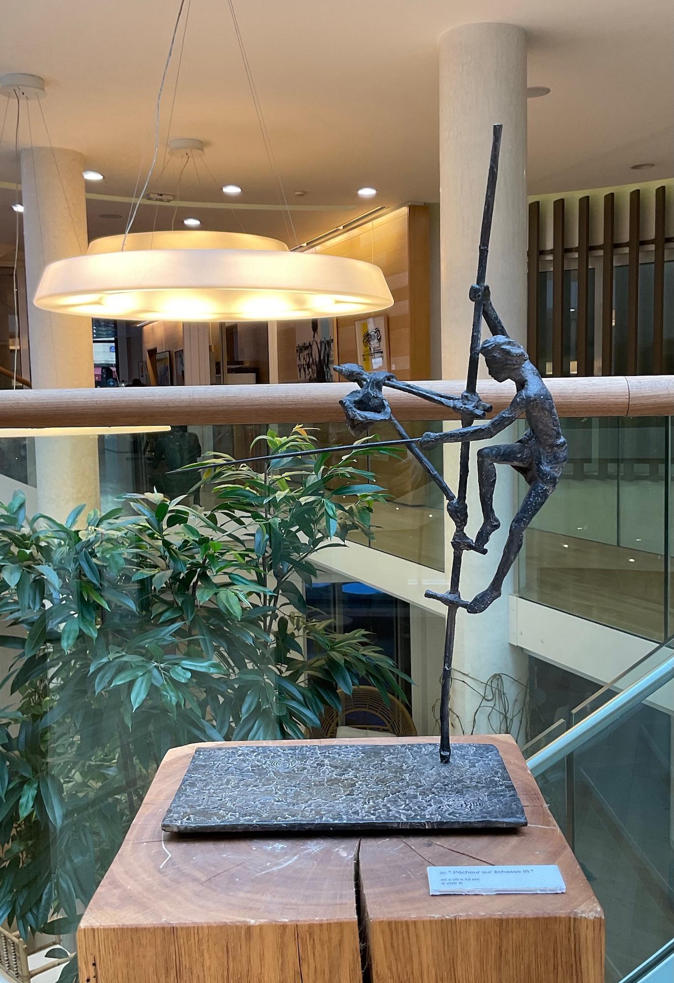 Pescador sobre zancos III de Marine de Soos - Escultura de bronce, figura humana, desnudo en venta 4