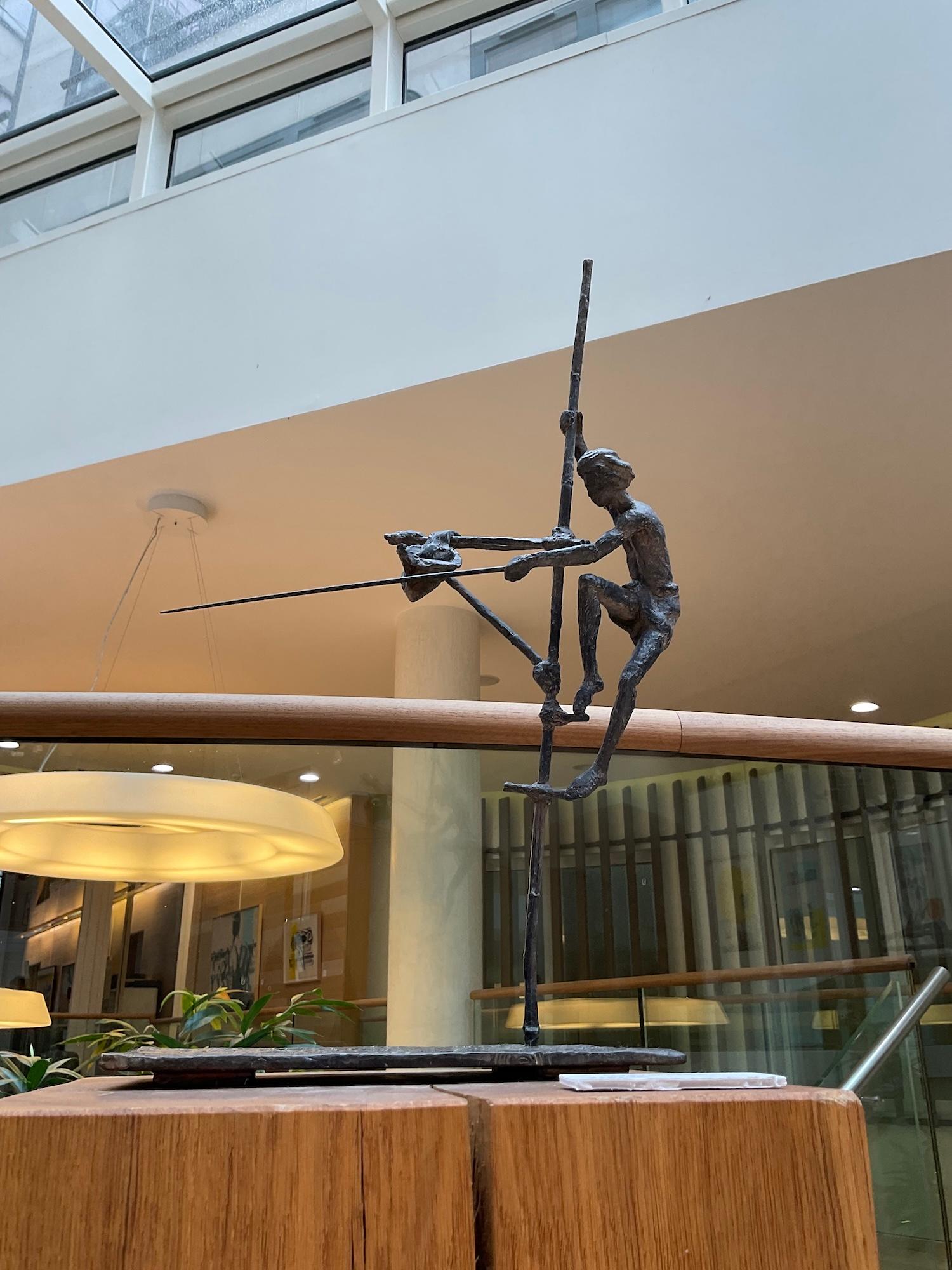 Fisherman on Stilt III de Marine de Soos, sculpture en bronze, figure humaine nue en vente 5