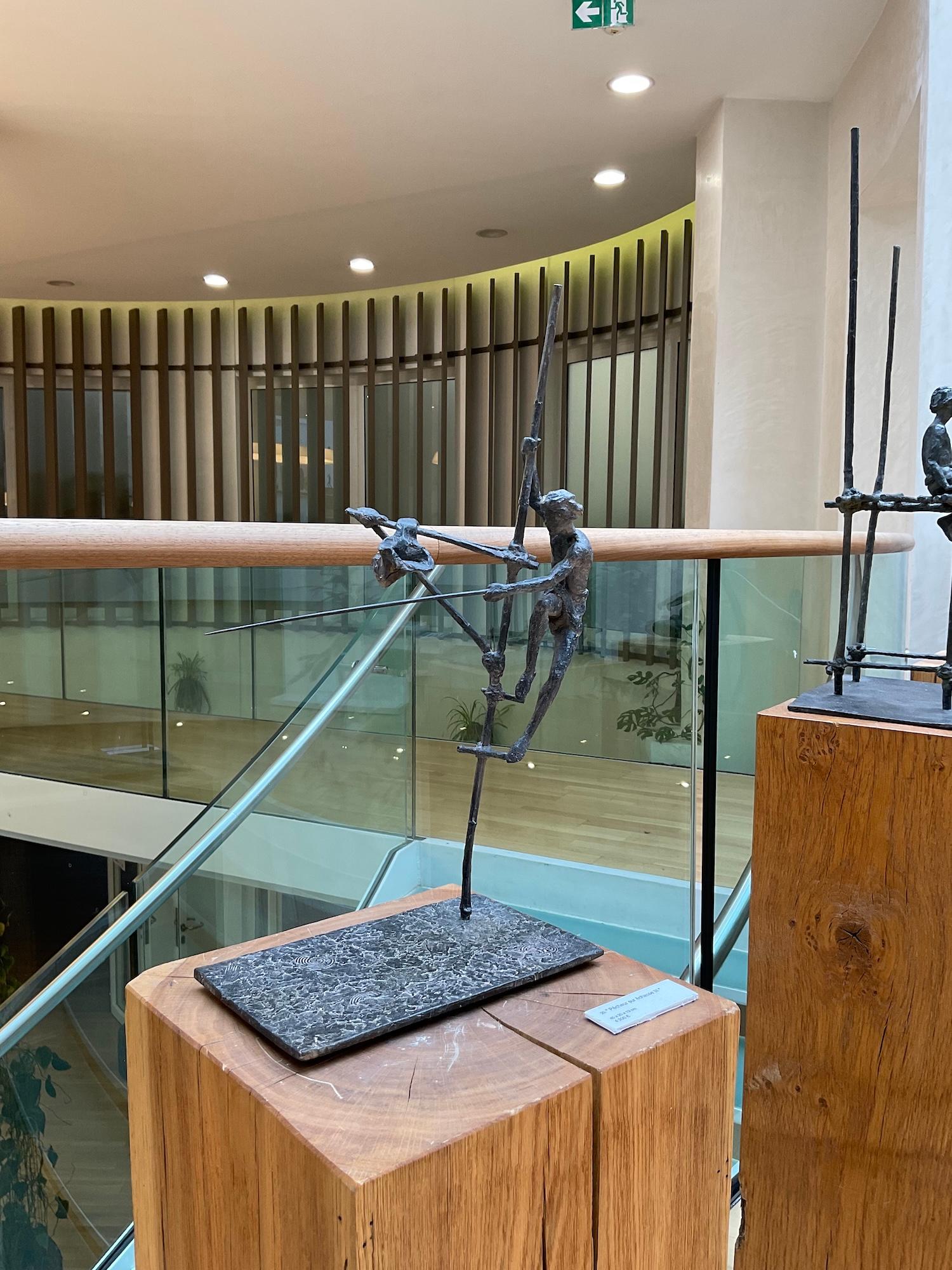 Fisherman on Stilt III de Marine de Soos, sculpture en bronze, figure humaine nue en vente 6