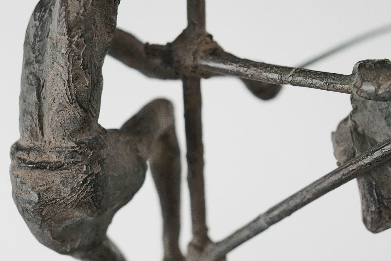 Fisherman on Stilt III de Marine de Soos, sculpture en bronze, figure humaine nue en vente 7