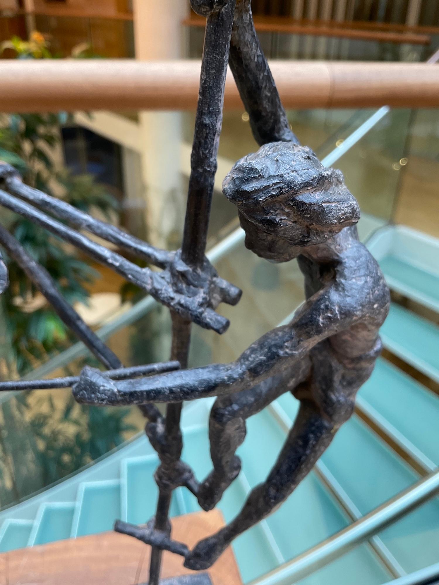 Fisherman on Stilt III de Marine de Soos, sculpture en bronze, figure humaine nue en vente 8